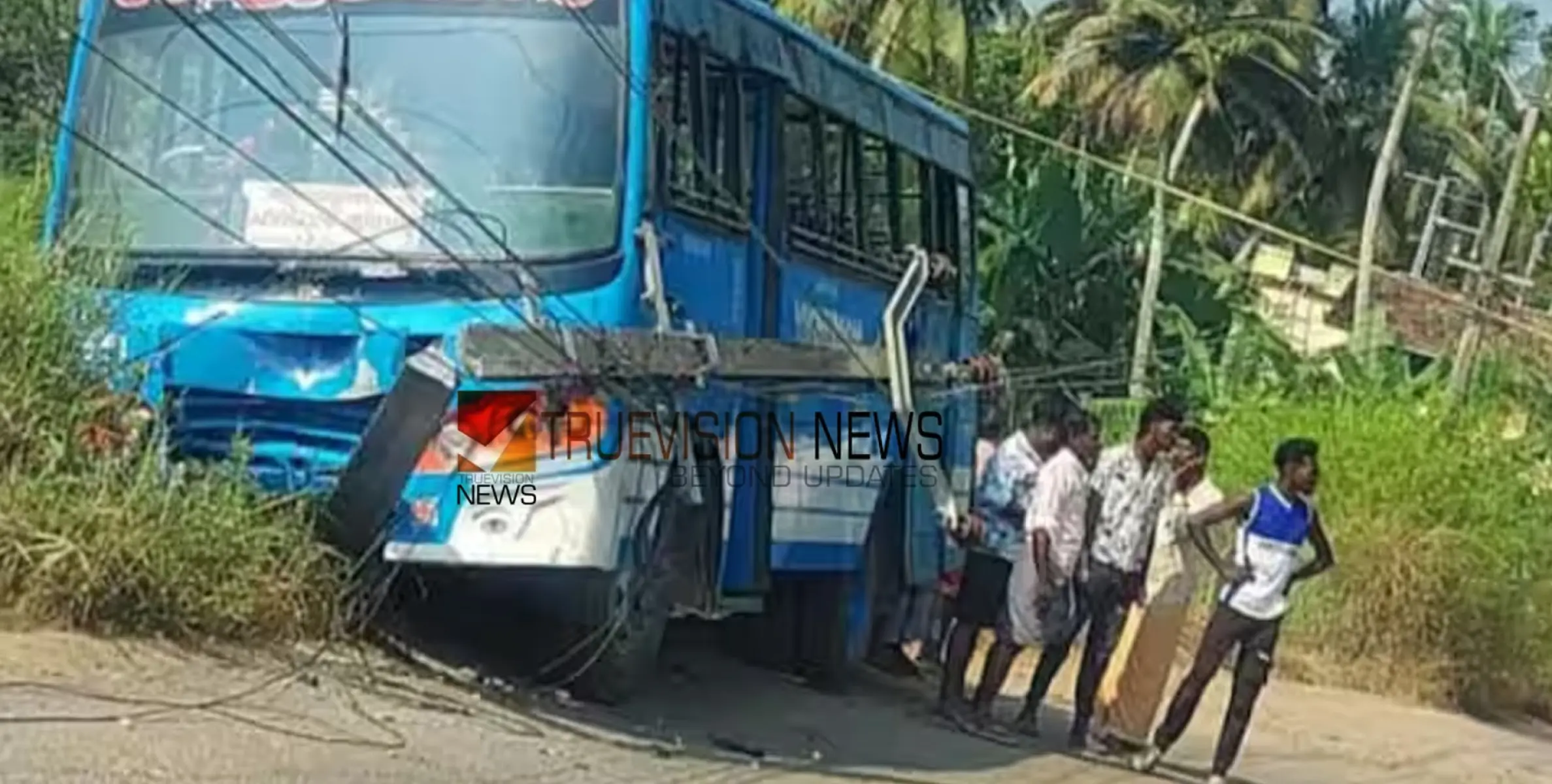 റോഡിലെ കുഴിയിൽ വീണ ബസ്സിന്റെ ആക്സിൽ ഒടിഞ്ഞ് നിയന്ത്രണം വിട്ട് വൈദ്യുത പോസ്റ്റിൽ ഇടിച്ചു; ഒഴിവായത് വൻ അപകടം 