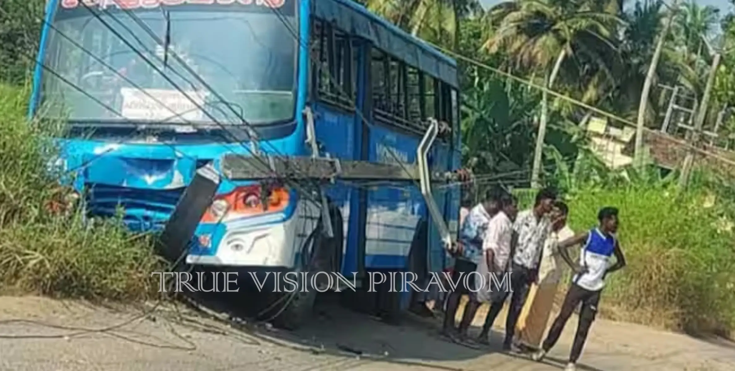  നിയന്ത്രണം തെറ്റിയ ബസ് വൈദ്യുതി തൂൺ ഇടിച്ച് തകർത്ത് സമീപത്തെ പാടത്തേക്ക് ചരിഞ്ഞു; ഒഴിവായത് വൻദുരന്തം.