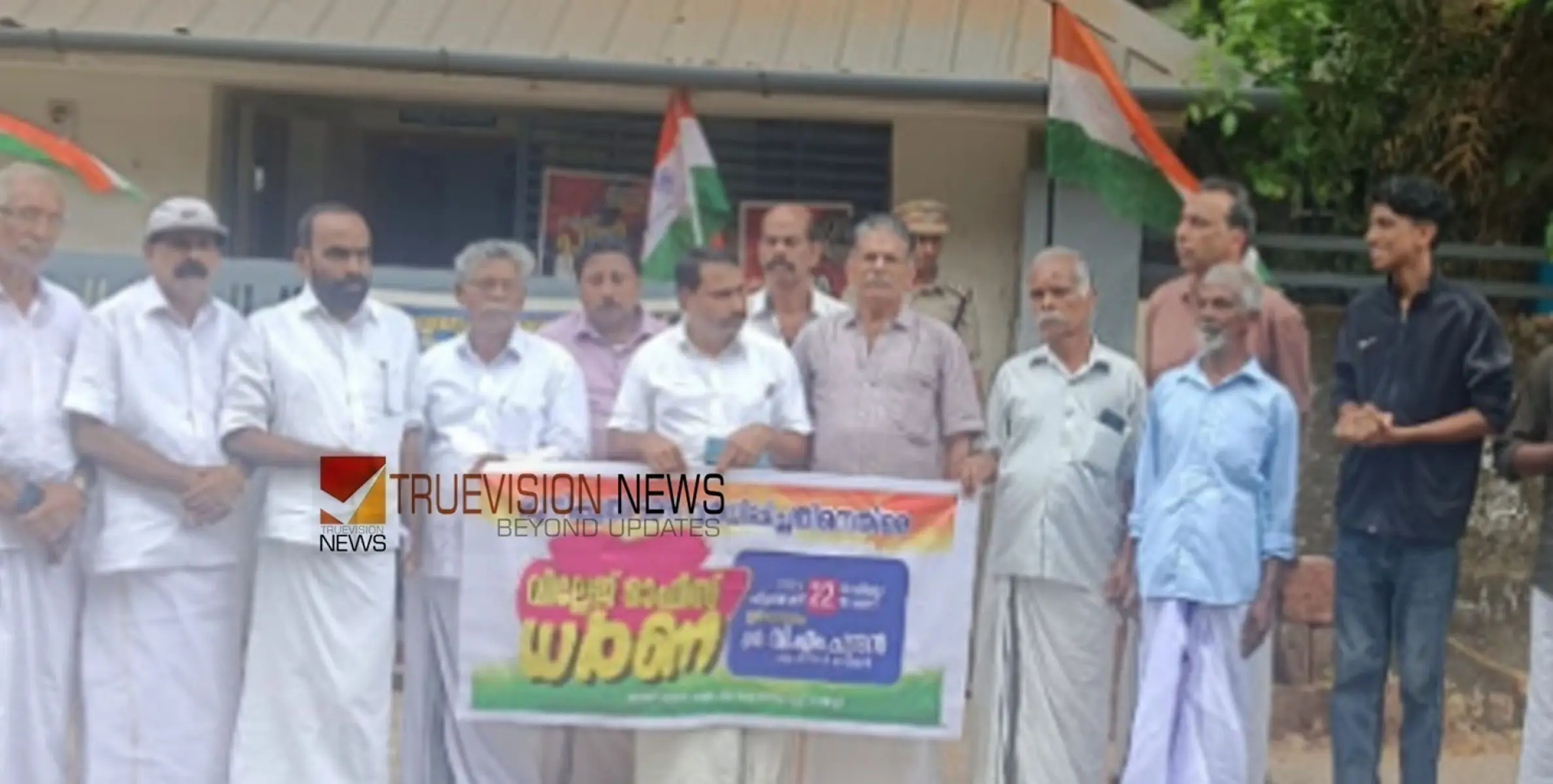 പ്രതിഷേധ ധർണ്ണ; സർക്കാർ നികുതിക്കൊള്ള നിർത്തിയില്ലെങ്കിൽ മന്ത്രിമാരെ റോഡിൽ തടയും -കോൺഗ്രസ്സ് 