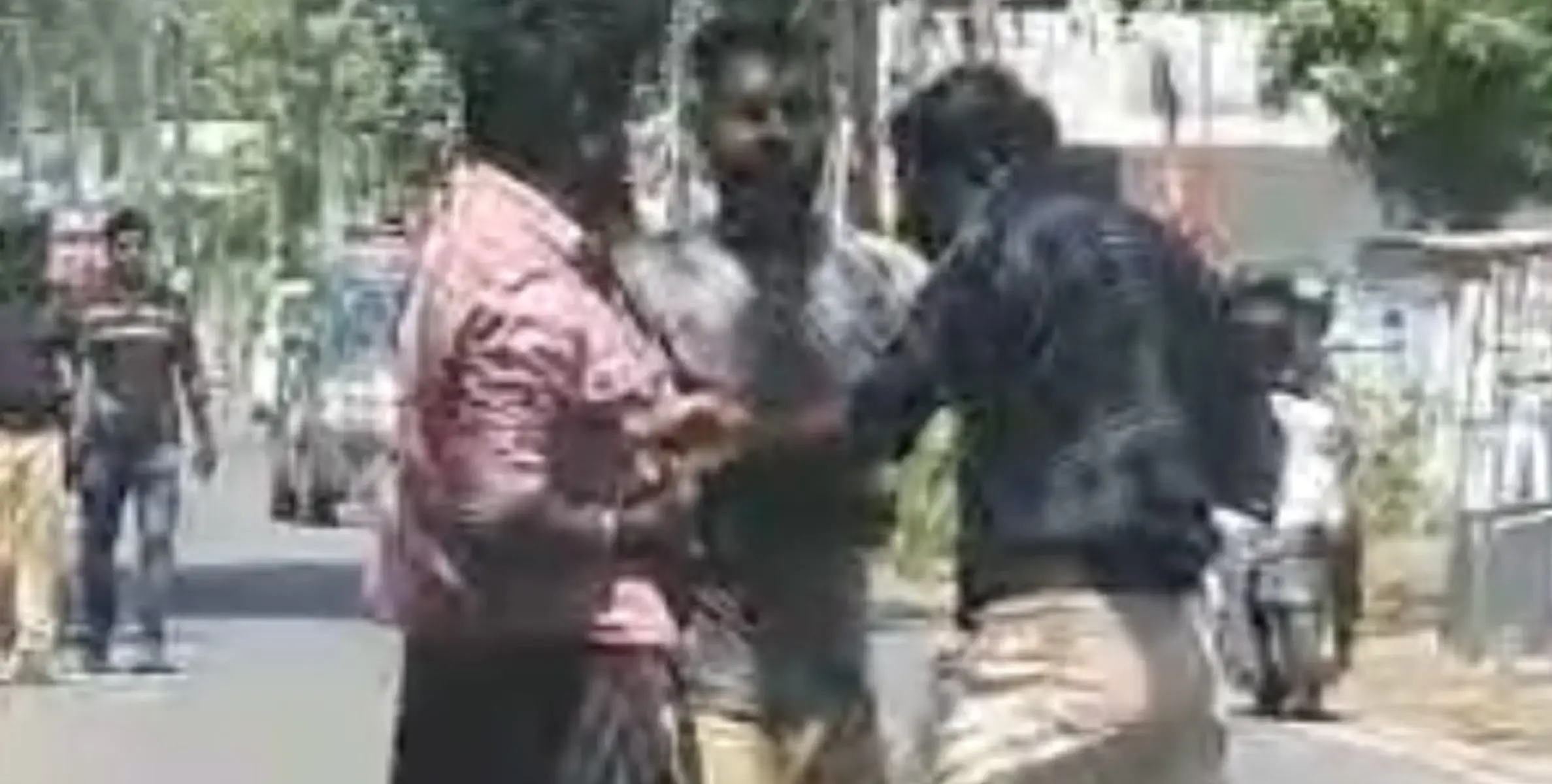 നടുറോഡിൽ ഗുണ്ടകൾ തമ്മിൽ കത്തിക്കുത്ത്.; ഒരാളുടെ നില ​ഗുരുതരം.