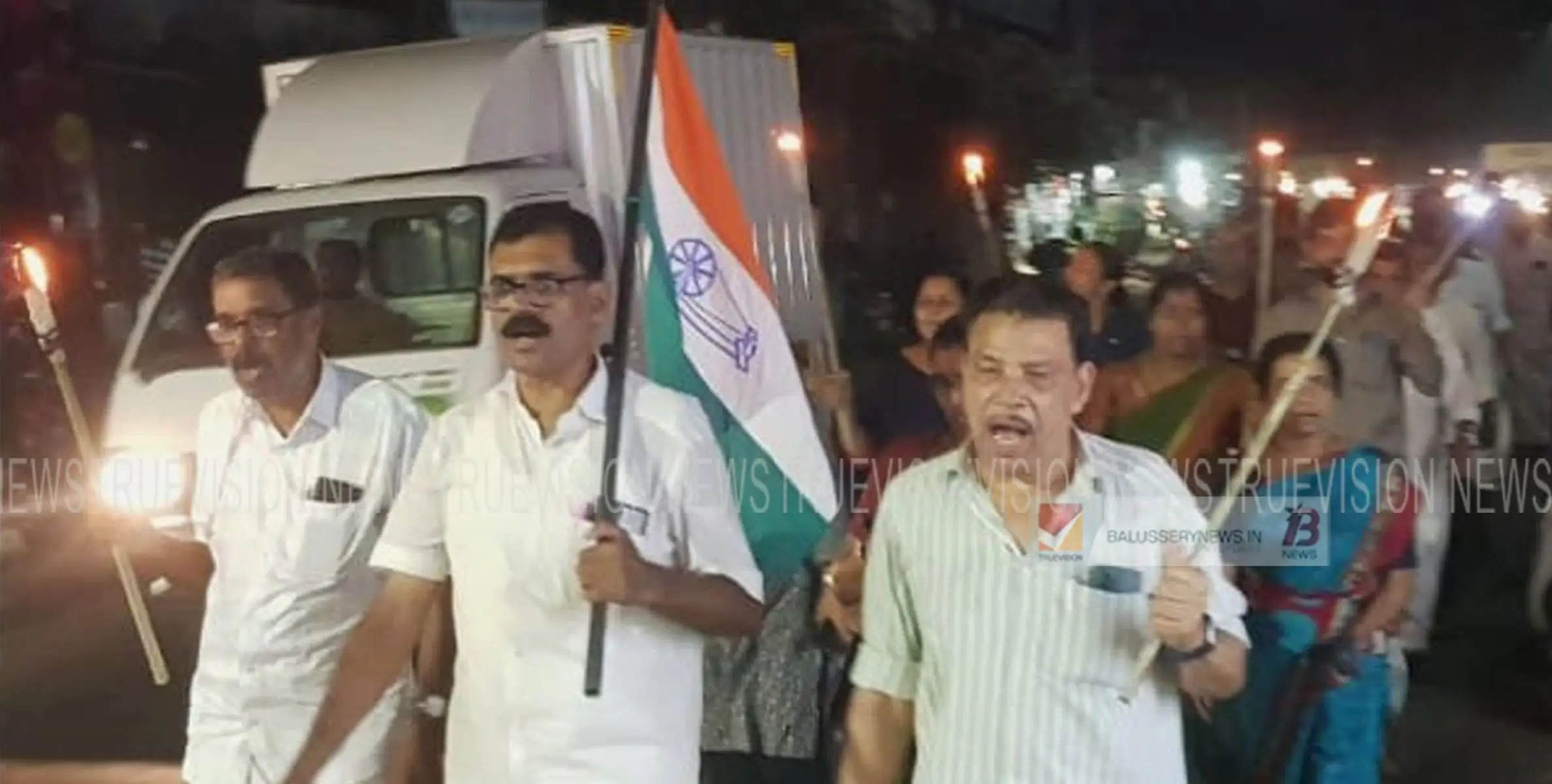 ആശാവർക്കർ മാരോട് നീതി കാണിക്കൂ; അത്തോളിയിൽ കോൺഗ്രസ് പന്തം കൊളുത്തി പ്രകടനം