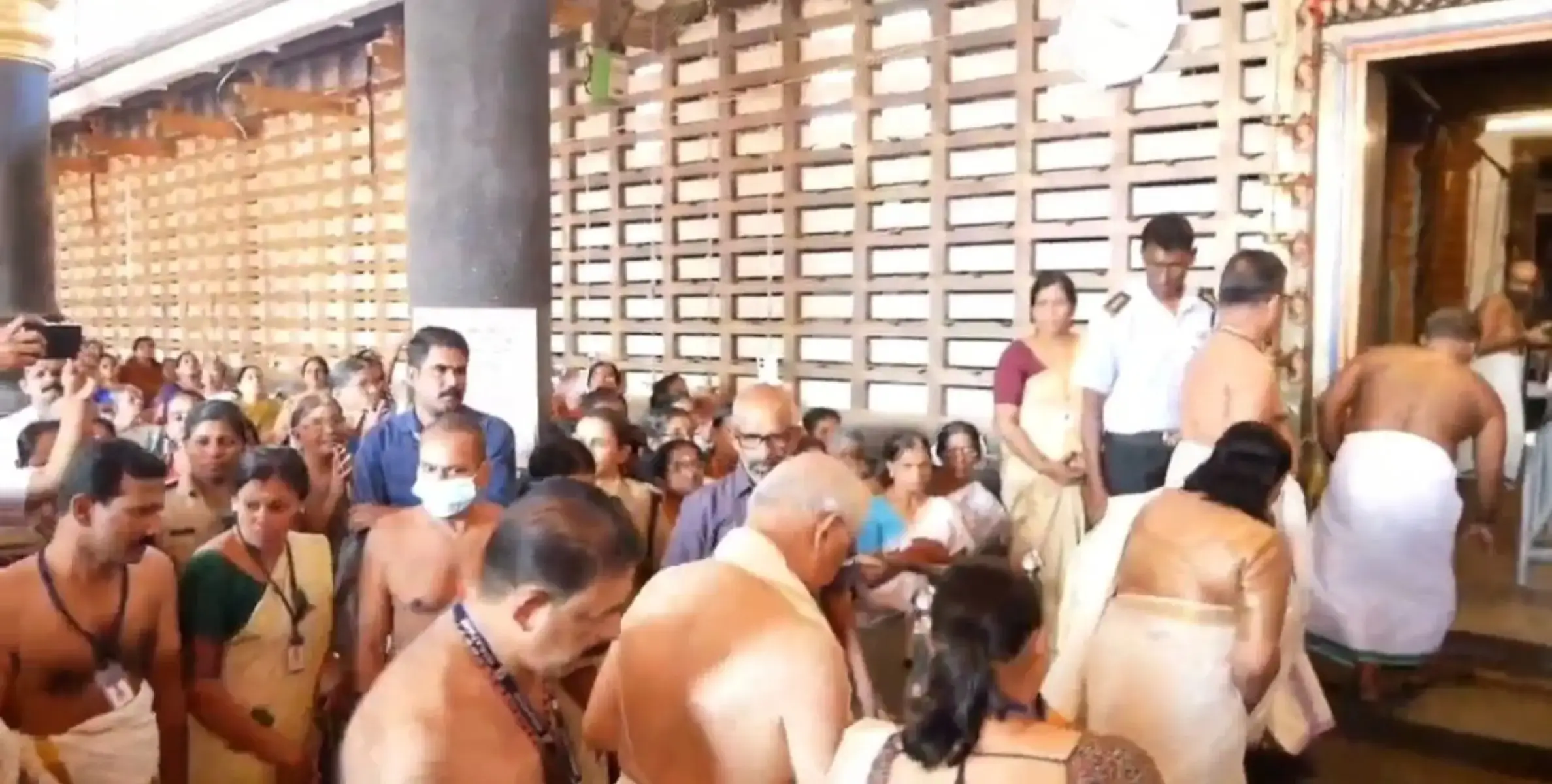കേരള ഗവർണർ തളിപ്പറമ്പ് രാജരാജേശ്വര ക്ഷേത്രത്തിൽ ദർശനം നടത്തി