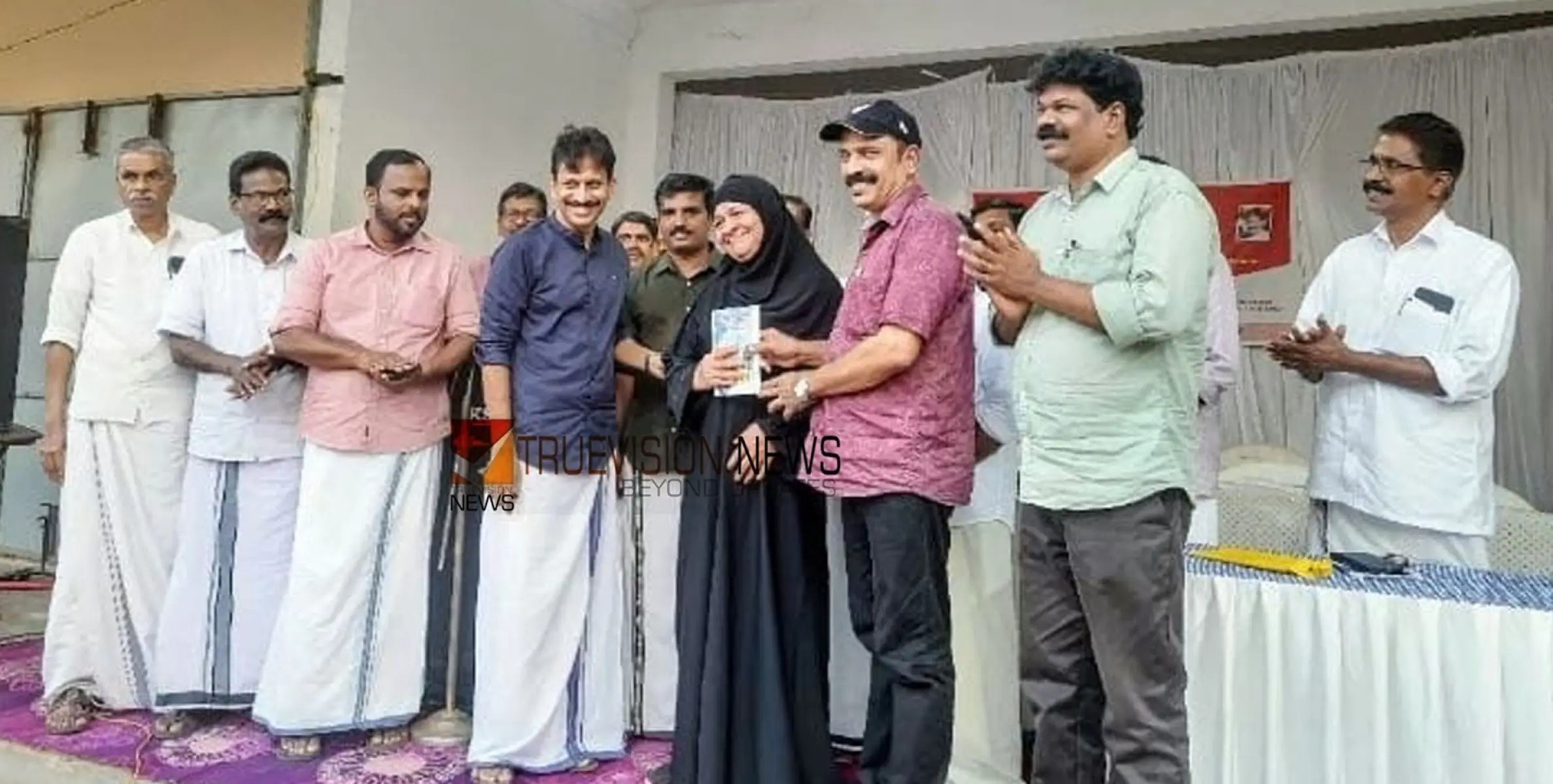 'ലോകം ഖത്തറിൽ ചുറ്റിയ കാലം'; അശ്റഫ് തൂണേരിയുടെ പുസ്തകം പ്രകാശനം ചെയ്തു 