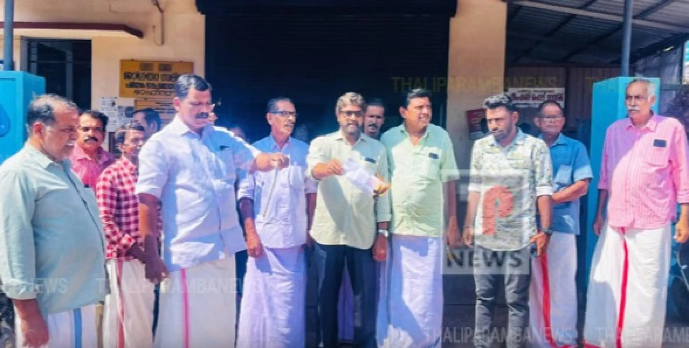 ആശാവർക്കർമാരുടെ സമരം അവസാനിപ്പിക്കണമെന്ന സർക്കുലർ കത്തിച്ചുകൊണ്ട് കോൺഗ്രസ് പ്രതിഷേധം സംഘടിപ്പിച്ചു