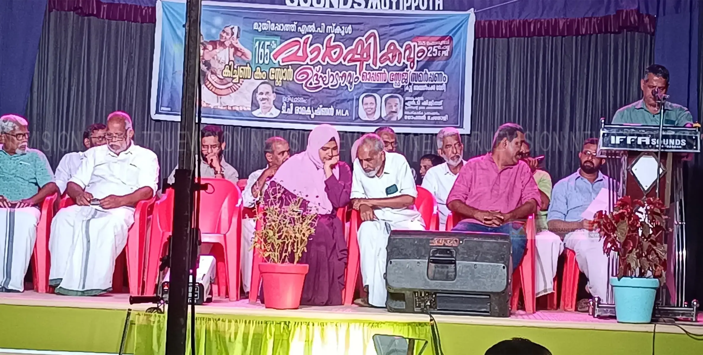കൂട്ട് അയല്‍പക്കവേദി നിര്‍മ്മിച്ച് നല്‍കിയ ഓപ്പണ്‍ സ്റ്റേജ്ഉദ്ഘാടനം
