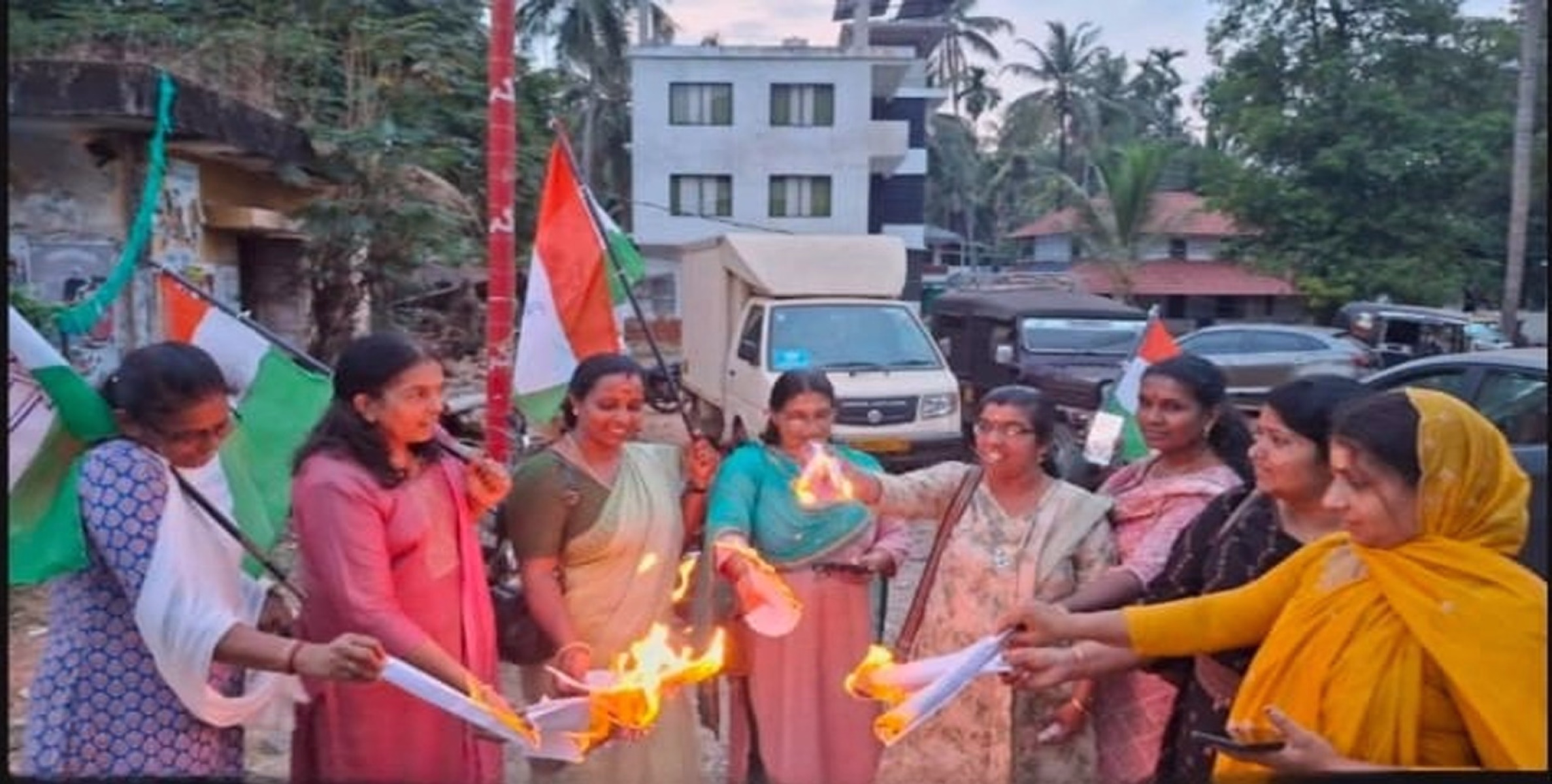  ആശാവര്‍ക്കര്‍മാര്‍ക്ക് ഐക്യദാര്‍ഢ്യവുമായി നടുവണ്ണൂര്‍ മണ്ഡലം മഹിളാ കോണ്‍ഗ്രസ് കമ്മിറ്റി