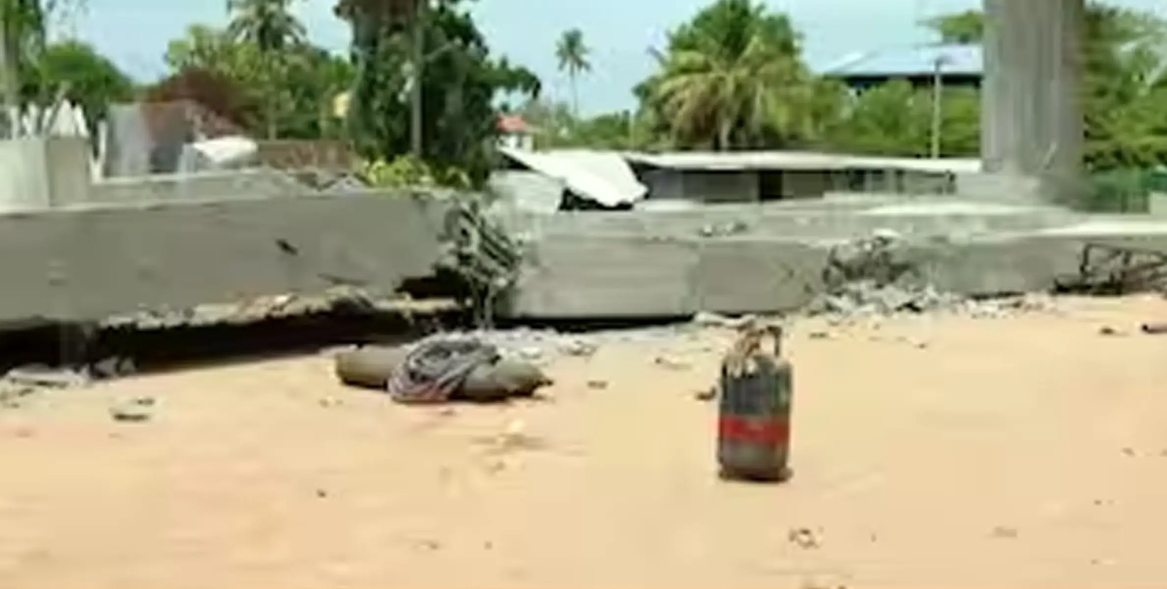 ബൈപ്പാസ് മേൽപ്പാലത്തിലെ ​ഗർഡറുകൾ തകർന്ന് വീണു.