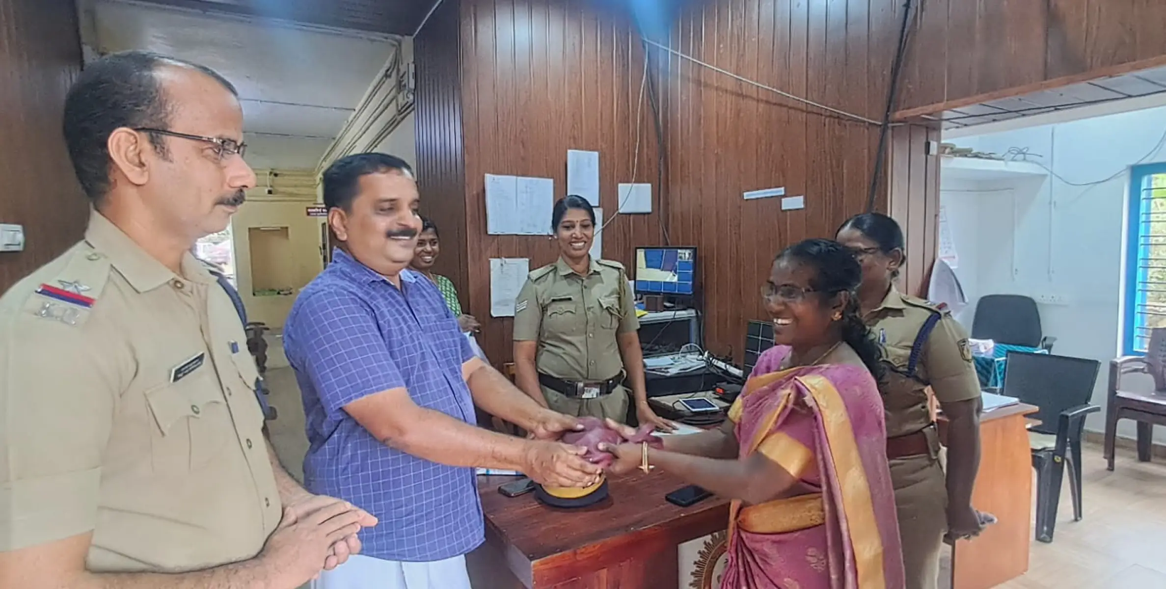 മറന്നുവച്ച പണവും സ്വർണവും ഉടമയ്ക്ക് നൽകി