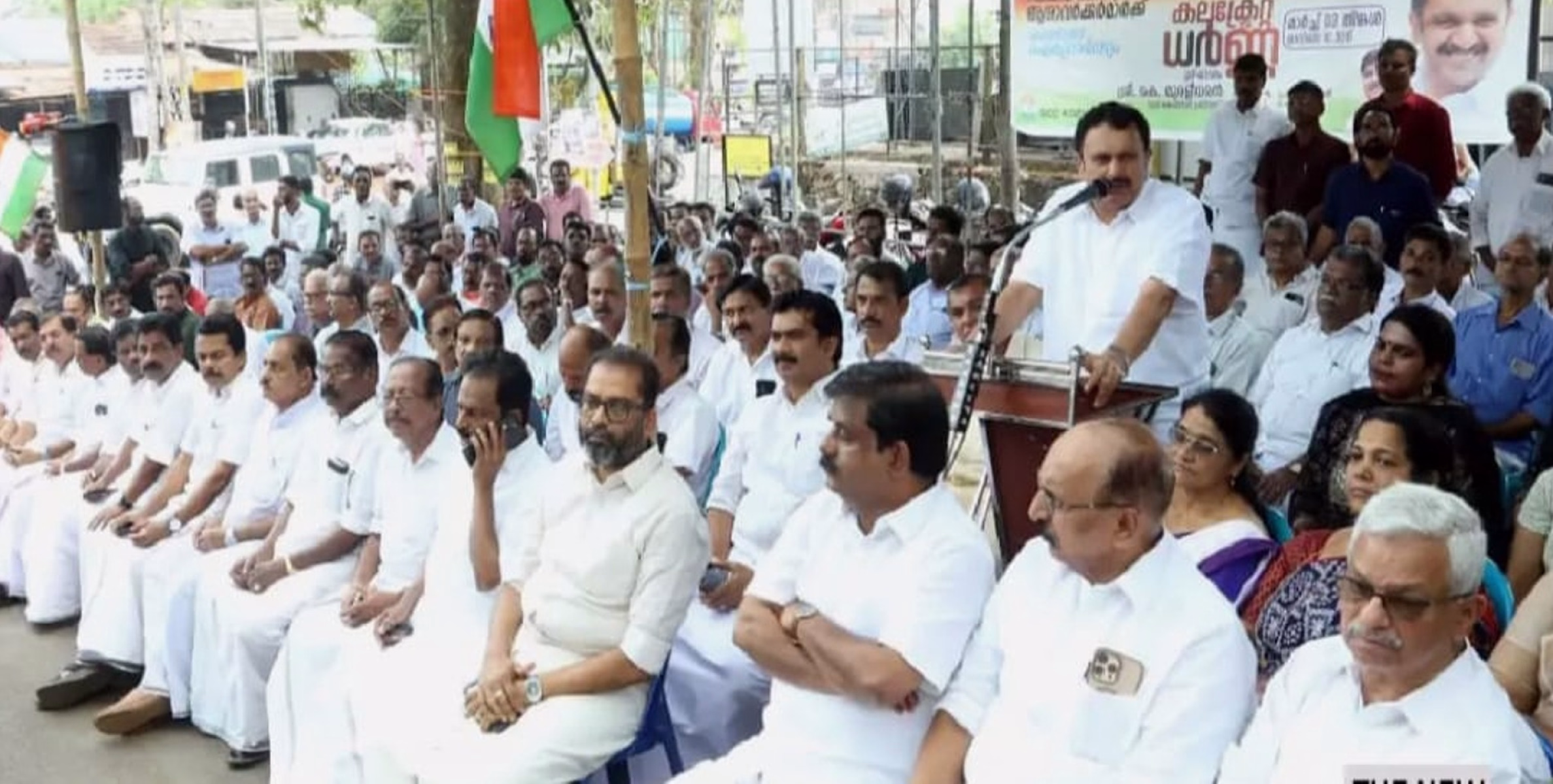 ആശാവര്‍ക്കര്‍മാരോട് കാണിക്കുന്നത് തികഞ്ഞ കാടത്തം,കോണ്‍ഗ്രസ് പ്രതിഷേധ ധര്‍ണ്ണ നടത്തി