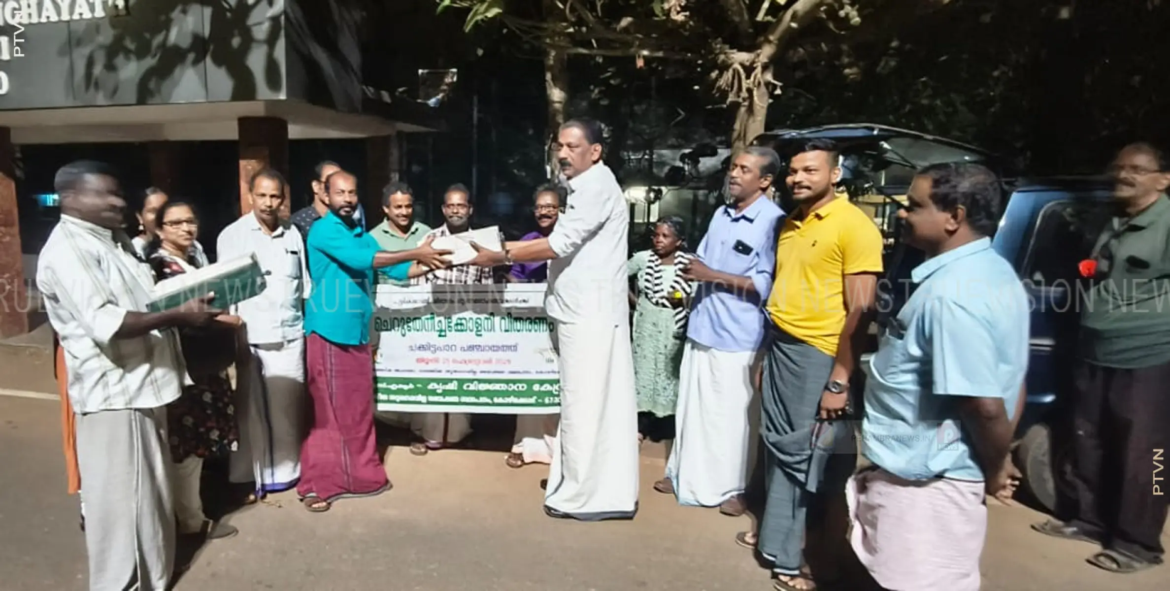 കര്‍ഷകര്‍ക്ക് ചെറുതേനീച്ചക്കോളനികള്‍ വിതരണം ചെയ്തു