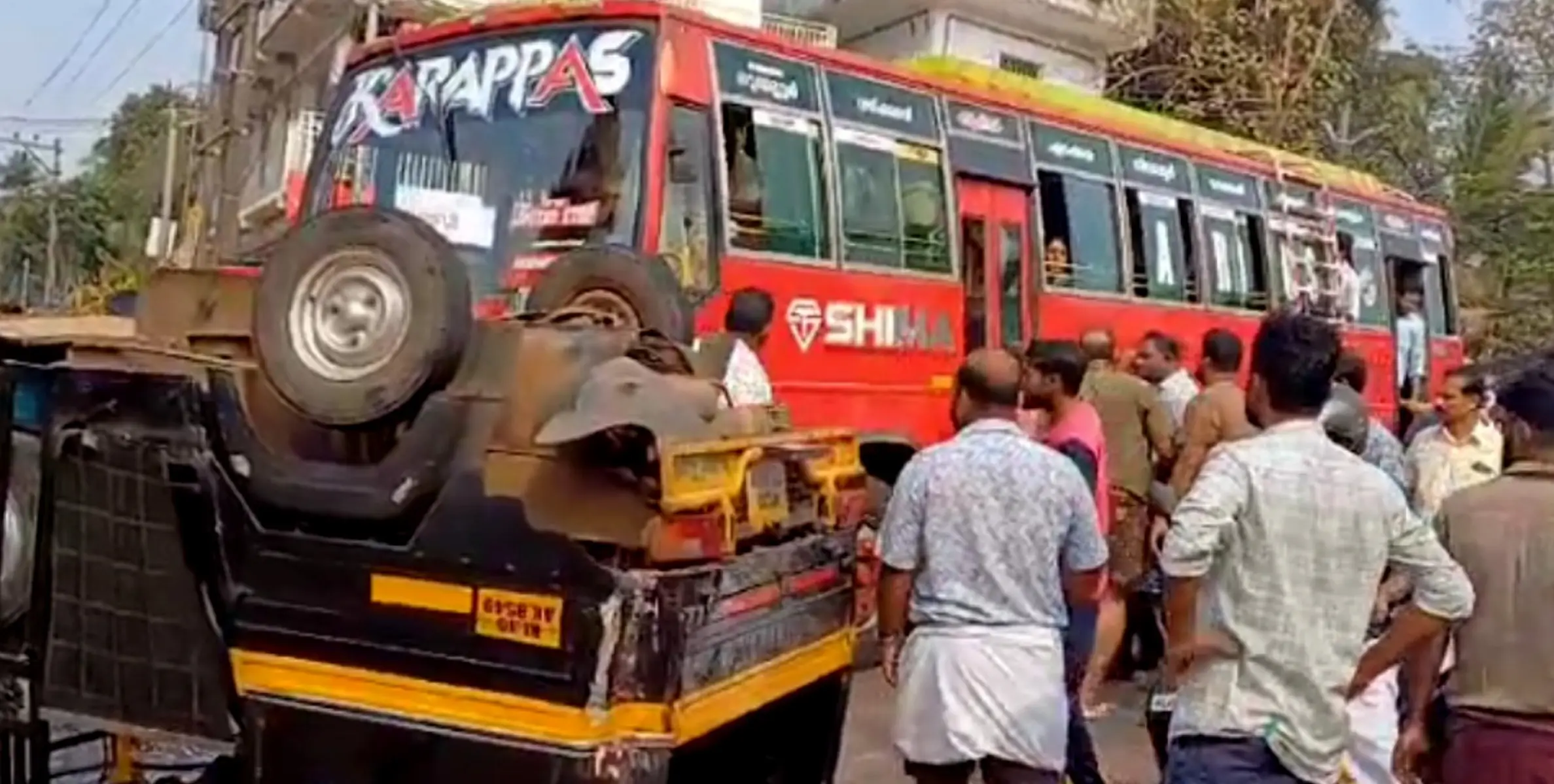 ഓട്ടോയും സ്വകാര്യ ബസും കൂട്ടിയിടിച്ച് അപകടം; 5 പേർക്ക് പരിക്ക്