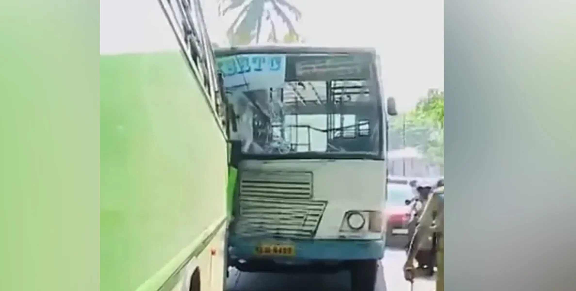 കെഎസ്ആർടിസി ബസും സ്വകാര്യ പ്രൈവറ്റ് ബസും കൂട്ടിയിടിച്ചുണ്ടായ അപകടത്തിൽ 15 പേർക്ക് പരിക്ക്