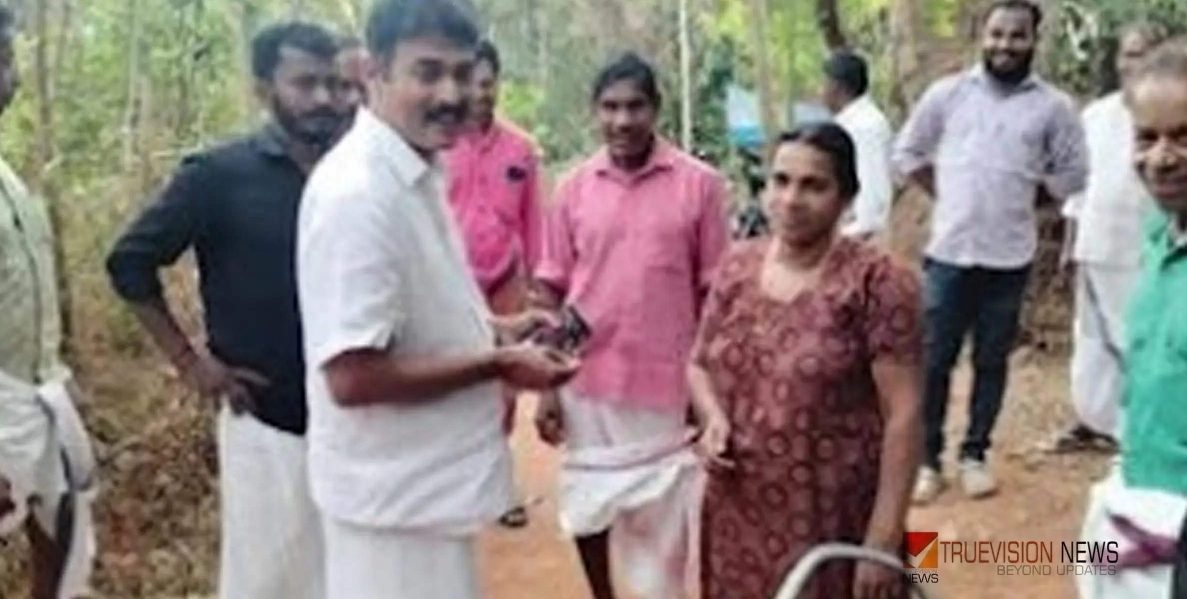 കളഞ്ഞുകിട്ടിയ ഏഴുപവൻ  സ്വർണമാല ഉടമയ്ക്ക് തിരിച്ചു നൽകി മോളി