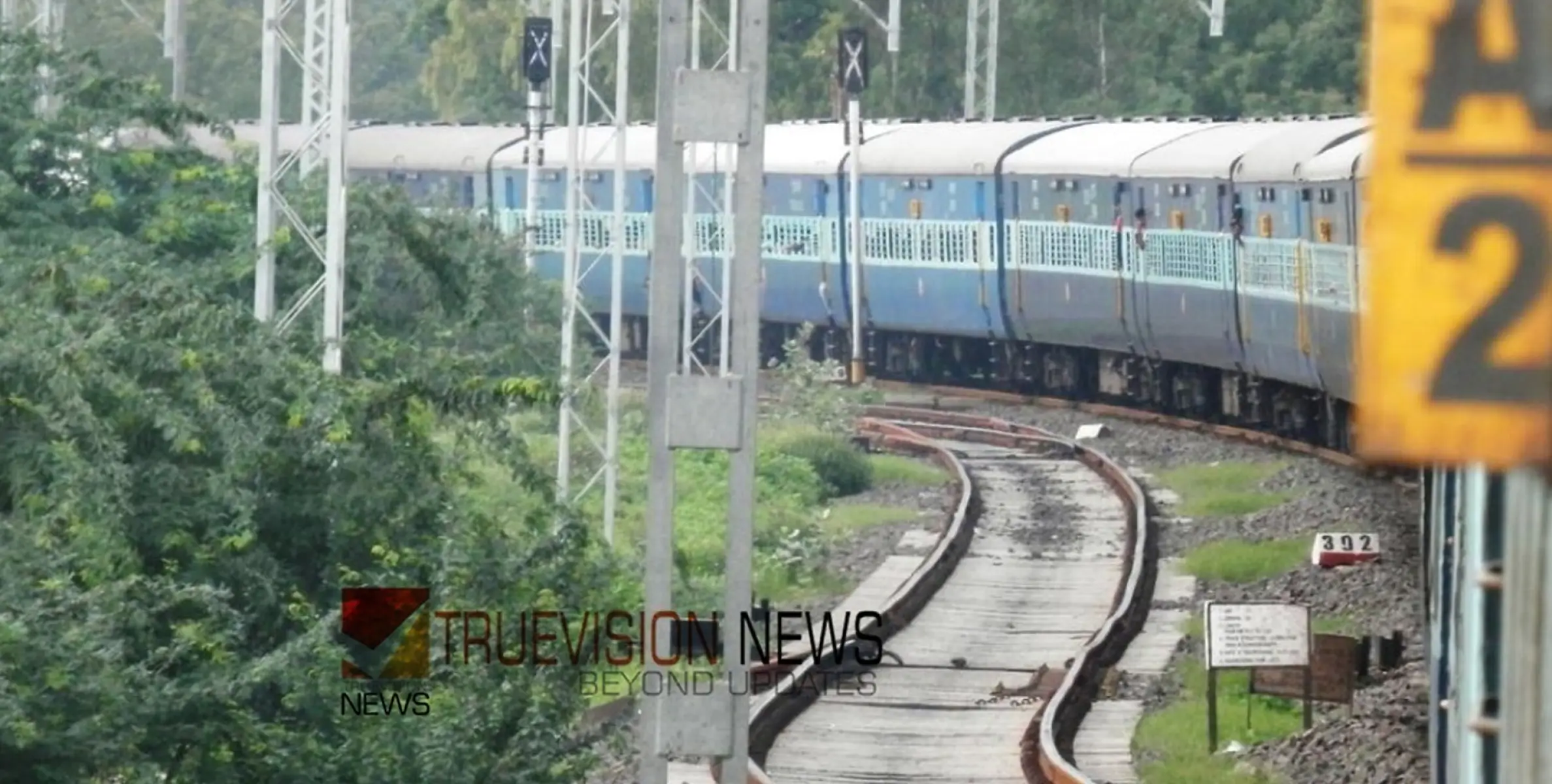 പാളം മുറിച്ചു കടക്കവേ ട്രെയിൻ ഇടിച്ചു; പാലക്കാട്ട് അച്ഛനും ഒരുവയസ്സുള്ള മകനും ദാരുണാന്ത്യം