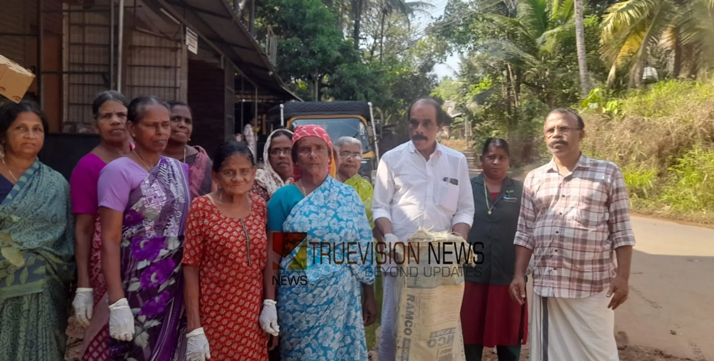 മാലിന്യ മുക്ത നവകേരളം; ആയഞ്ചേരി ഗ്രാമ പഞ്ചായത്ത് 12-ാം വാർഡിൽ പൊതു ഇടങ്ങൾ ശുചീകരിച്ചു