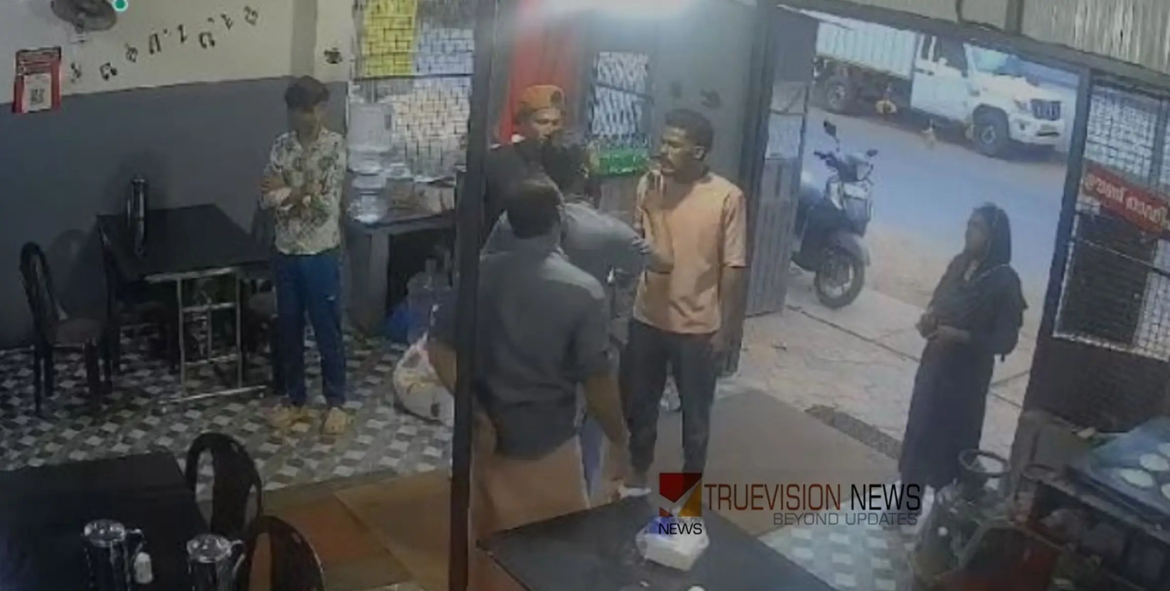 പാഴ്‌സലില്‍ ഗ്രേവി കുറഞ്ഞു; ചട്ടുകം കൊണ്ട് ഹോട്ടലുടമയുടെ തലയ്ക്കടിച്ച് യുവാക്കള്‍