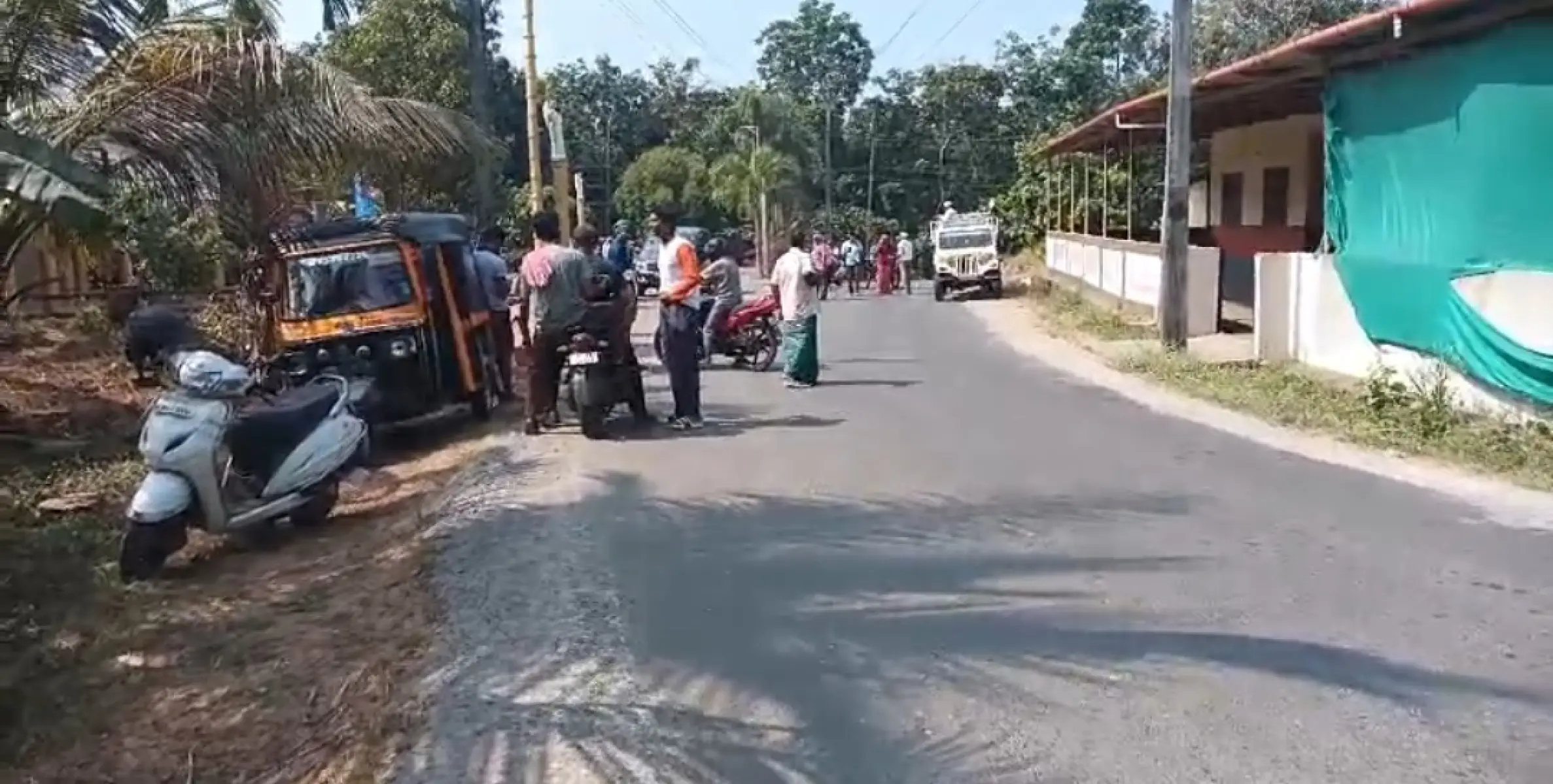 വാണിയപ്പാറ തട്ട് - പാറയ്ക്കാമല സോളാർ തൂക്ക് വേലി നിർമ്മാണം ; അടിക്കാട് വെട്ടിത്തെളിക്കൽ ആരംഭിച്ചു