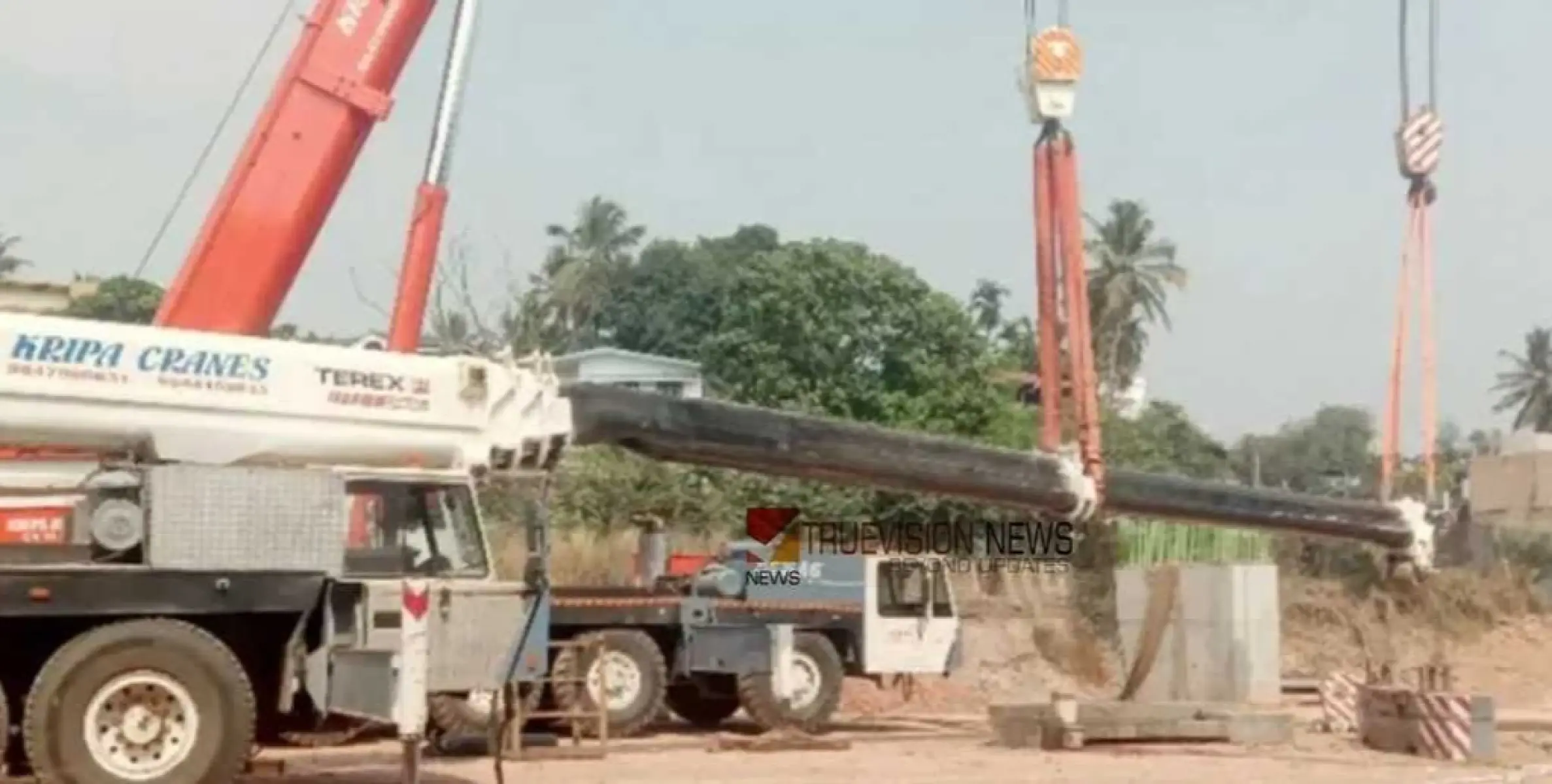 വടകരയിൽ ഉയരപ്പാത നിർമാണത്തിനിടെ കൂറ്റൻ ക്രെയിൻ തകർന്നു വീണു; അപകടം കൗണ്ടർ വെയ്‌റ്റ് ഉറപ്പിക്കുന്നതിനിടെ
