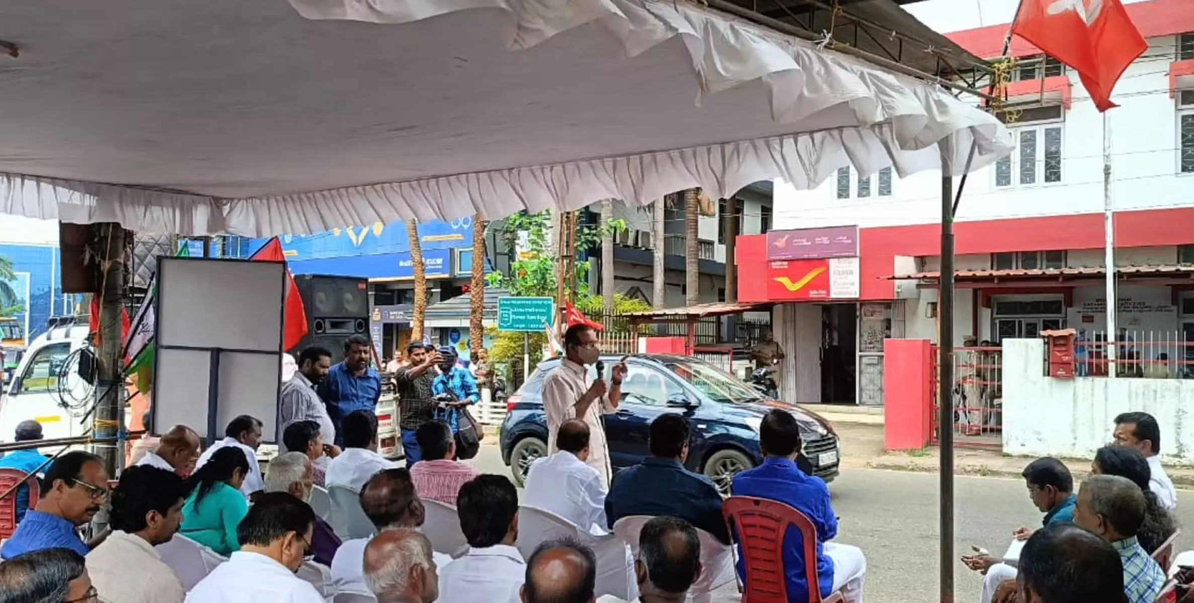 പിറവം പോസ്റ്റ് ഓഫീസിനുമുന്നിൽ എൽ ഡി എഫ്  മാർച്ചും , ധർണയും;എം സി സുരേന്ദ്രൻ ഉത്‌ഘാടനം ചെയ്തു 