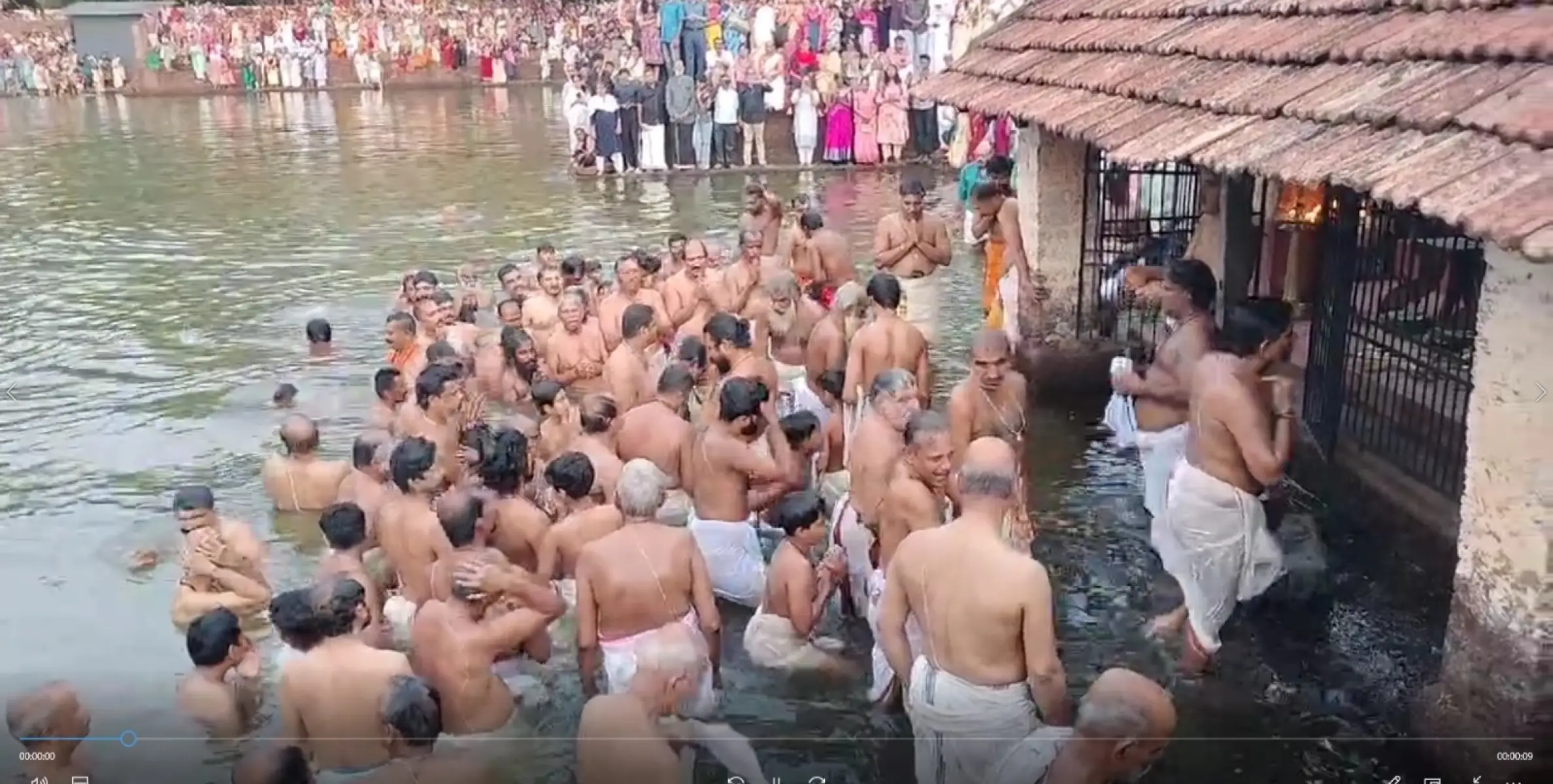 തൃച്ചംബരം ശ്രീകൃഷ്ണ ക്ഷേത്രചിറയിൽ ശ്രീകൃഷ്ണ ബാലരാമന്മാരുടെ ആറാട്ട് നടന്നു