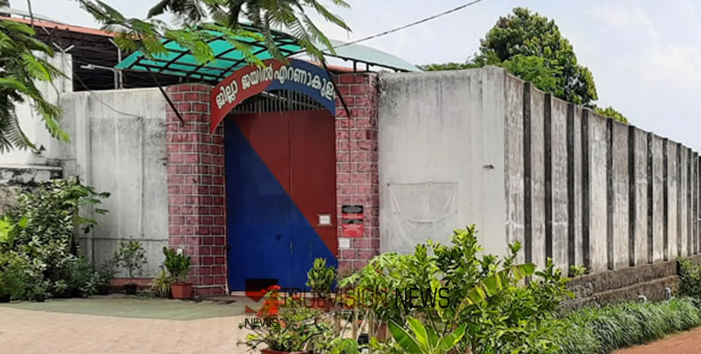 കാക്കനാട് ജില്ലാ ജയിലില്‍ ജാതി അധിക്ഷേപമെന്ന് പരാതി; ഫാർമസിസ്റ്റിൻ്റെ പരാതിയിൽ ഡോക്‌ട‍ർക്കെതിരെ കേസ്