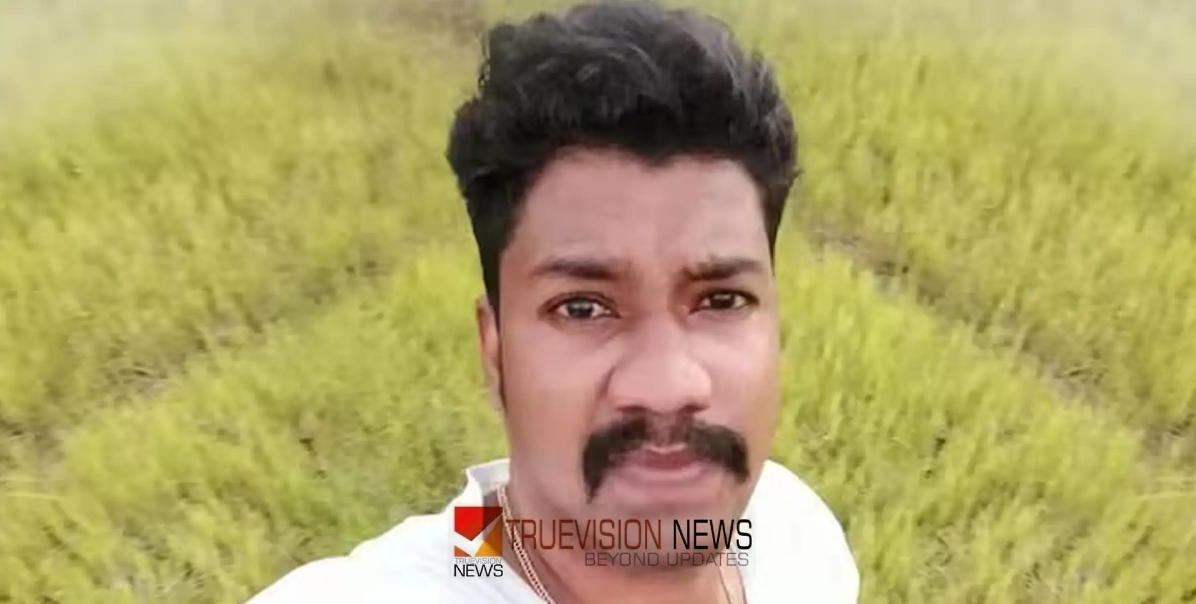 യുവാവ് മരിച്ചത് അജ്ഞാത വാഹനം ഇടിച്ചെന്ന് എഫ്ഐആർ, അപകടം പുലർച്ചയെ 2 മണിയോടെ, ഇടിച്ച വാഹനം നിർത്താതെ പോയതായി പൊലീസ്