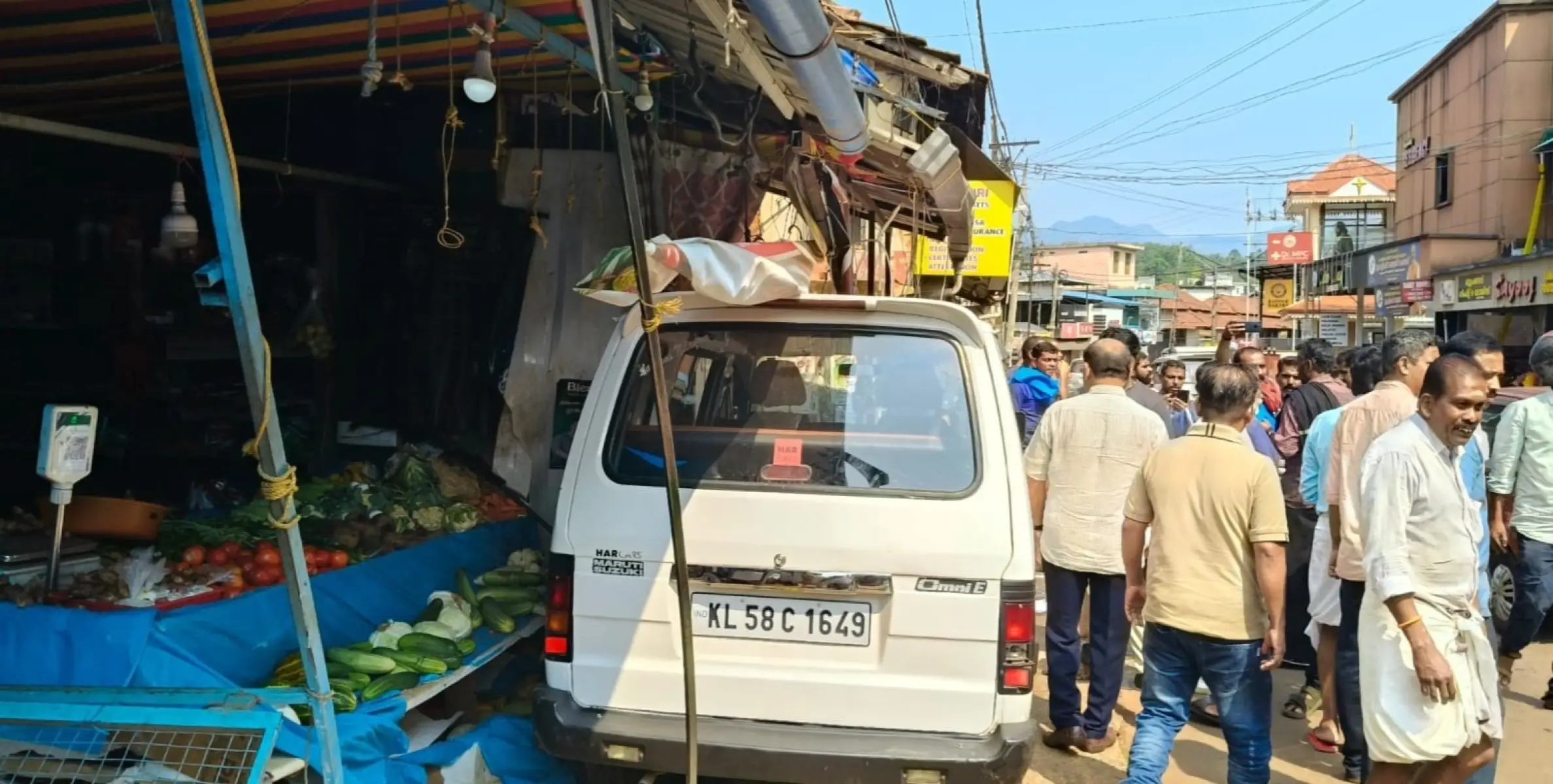 ഉളിക്കലിൽ നിയന്ത്രണം വിട്ട കാർ കടയിലേക്ക് പാഞ്ഞുകയറി രണ്ടുപേർക്ക് പരിക്ക്