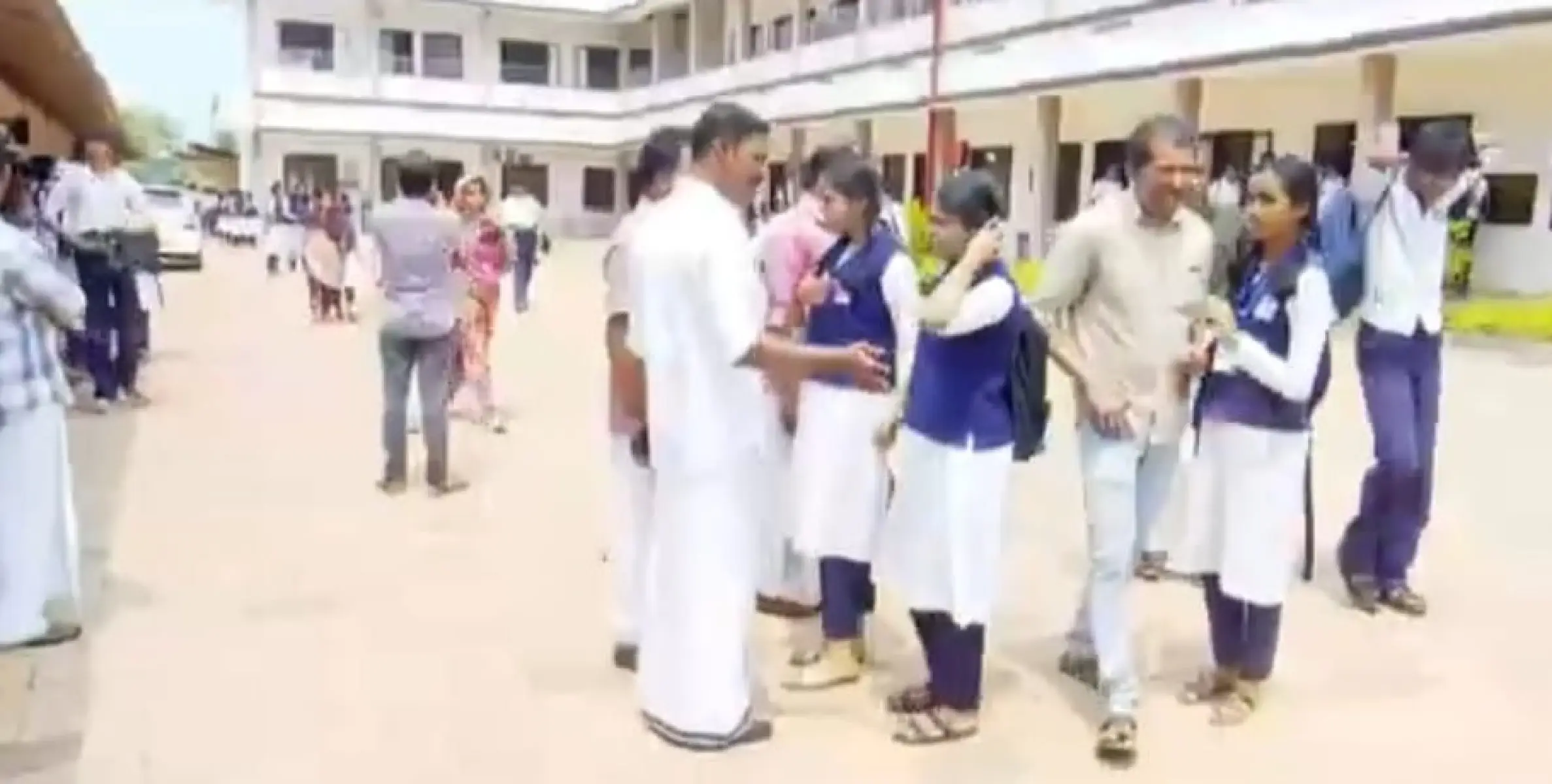 പൊലീസിൻ്റെയും, പിടിഎയുടെയും നിർദ്ദേശം ഫലം കണ്ടു ; കൊളവല്ലൂർ ഹയർ സെക്കണ്ടറി സ്കൂളിൽ മക്കളെ കൂട്ടിക്കൊണ്ടുപോകാൻ മുഴുവൻ രക്ഷിതാക്കളുമെത്തി