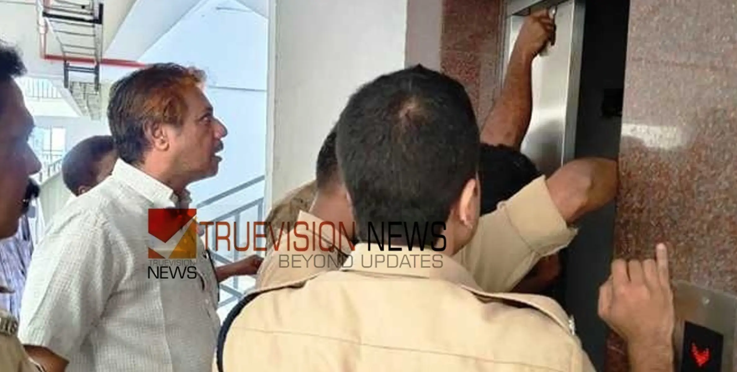  വടകരയിൽ യുവാവ് ലിഫ്റ്റില്‍ കുടുങ്ങി; രക്ഷകരായി ഫയര്‍ഫോഴ്‌സ്