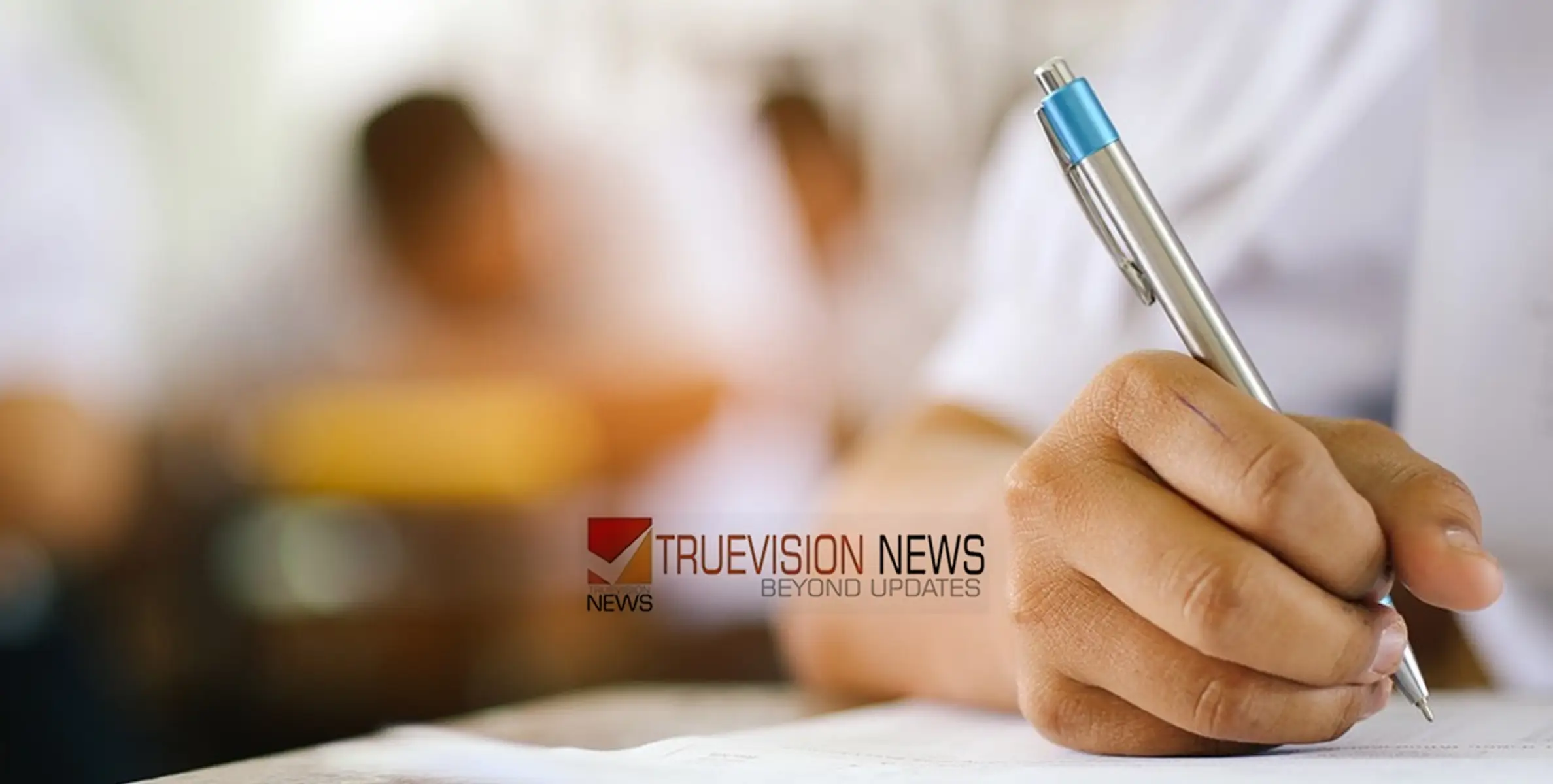 വിദ്യാര്‍ത്ഥി എസ്എസ്എല്‍സി പരീക്ഷയെഴുതാന്‍ സ്‌കൂളിലെത്തിയത് മദ്യലഹരിയില്‍; ബാഗില്‍ മദ്യവും പണവും