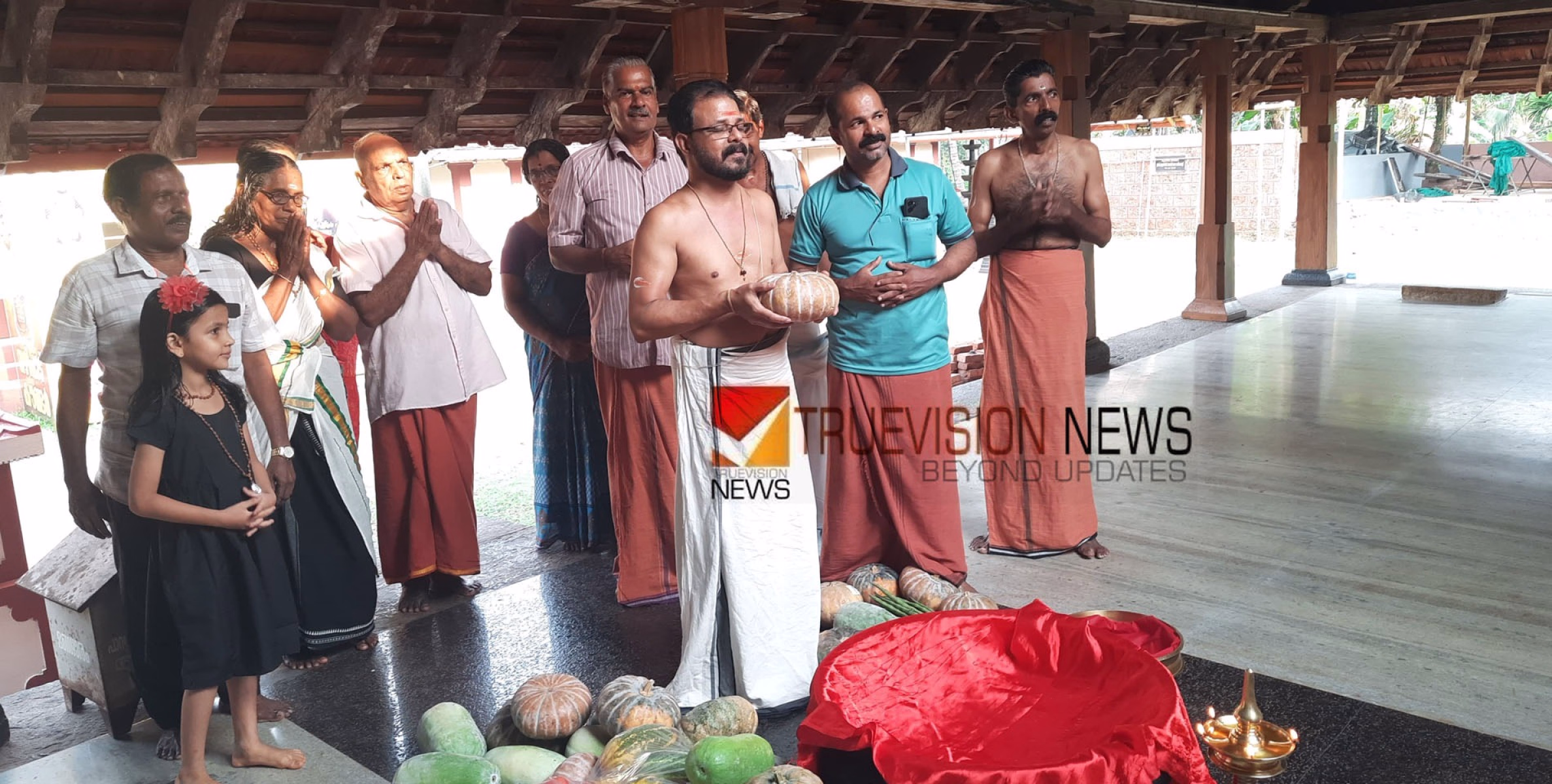 പാറയിൽ ക്ഷേത്രം നവീകരണ കലശം; കലവറ നിറക്കൽ ഘോഷയാത്ര പ്രയാണം തുടങ്ങി 