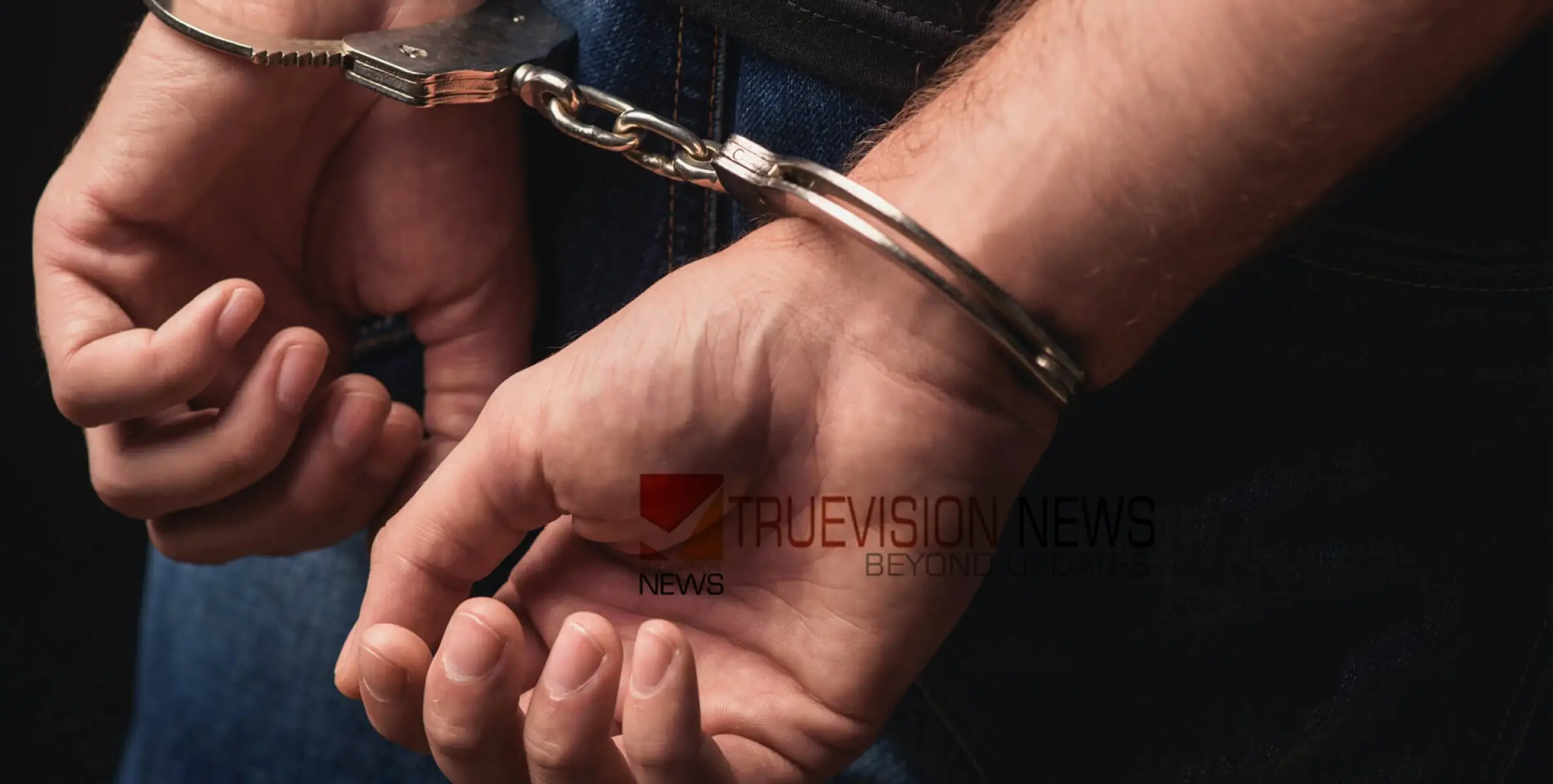 10ാം ക്ലാ​സ് പ​രീ​ക്ഷ അ​വ​സാ​നി​ക്കു​ന്ന ദി​വ​സം സ്കൂൾ കുട്ടികൾക്ക് മദ്യം വാങ്ങി നൽകിയ യു​വാ​ക്കൾ അറസ്റ്റിൽ 
