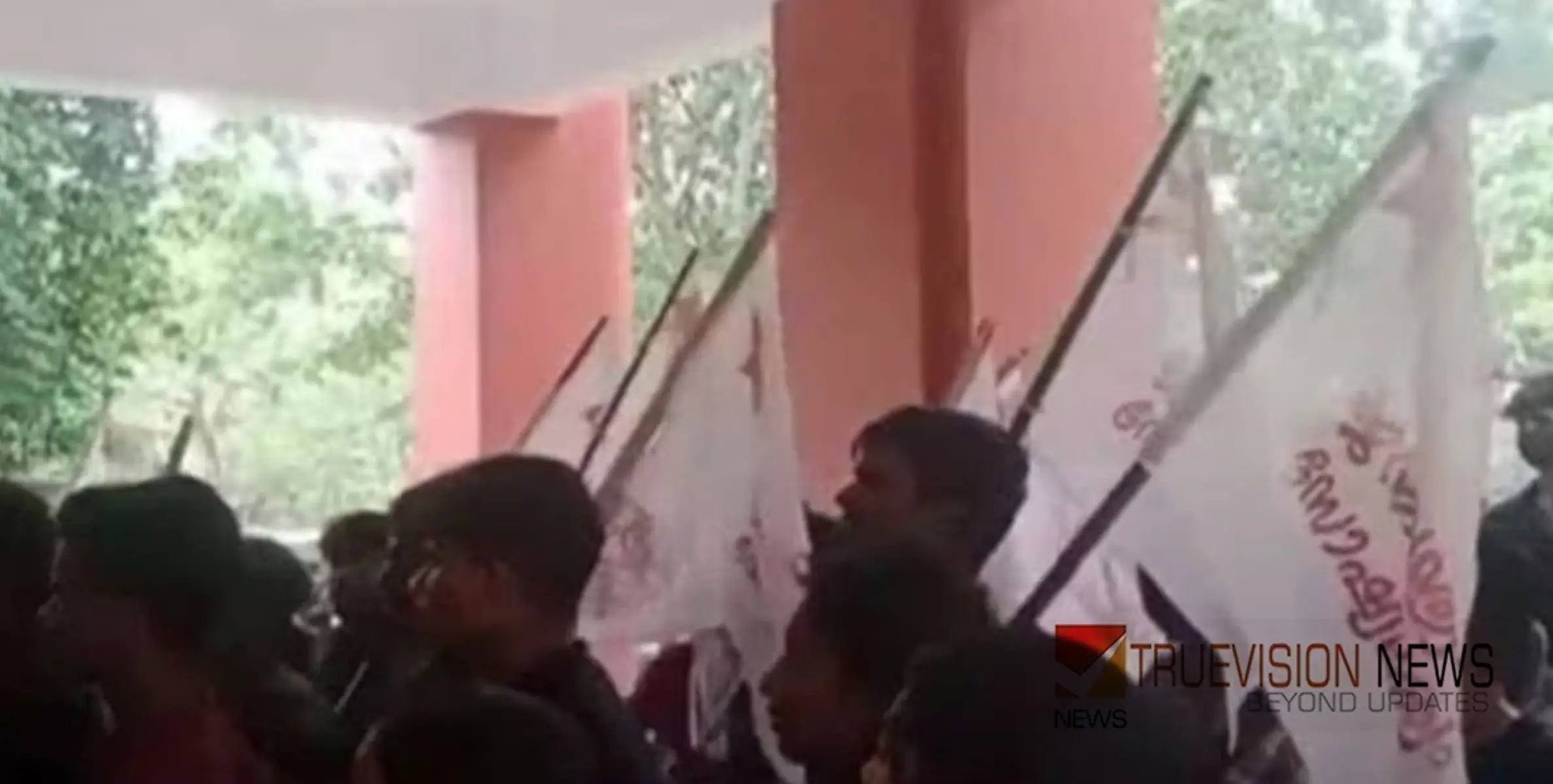 സംഘര്‍ഷം, പോലീസുമായി കൈയാങ്കളി: ഏഴ് എസ്എഫ്‌ഐ പ്രവര്‍ത്തകര്‍ക്കെതിരേ കേസ്, വ്യക്തിവൈരമെന്ന് എസ്എഫ്‌ഐ