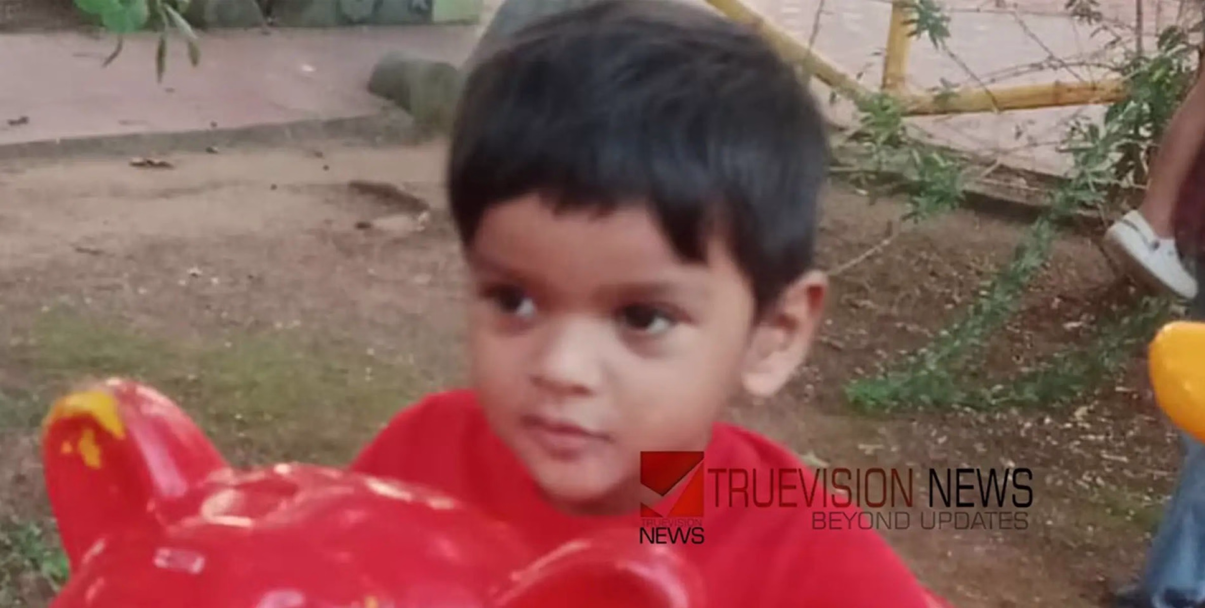 വീട്ടുമുറ്റത്ത് കളിച്ചു കൊണ്ടിരുന്ന മൂന്നു വയസ്സുകാരൻ സമീപത്തെ കുളത്തിൽ വീണു മരിച്ചു