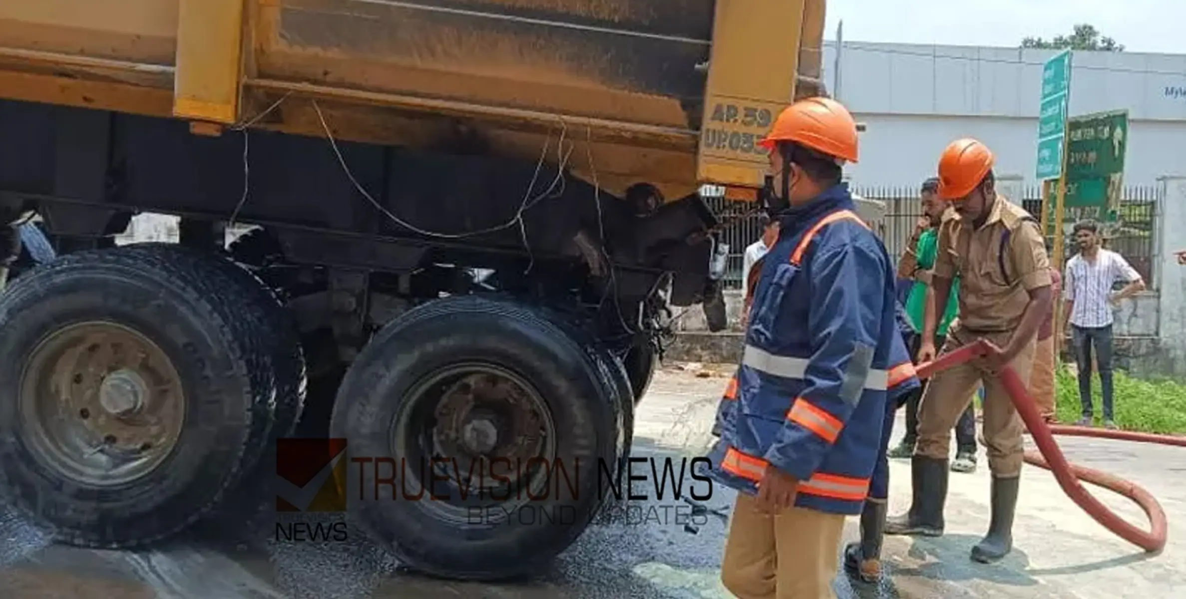 ഓടിക്കൊണ്ടിരുന്ന ട്രെയിലറിന്‍റെ ടയറിന് തീപിടിച്ചു