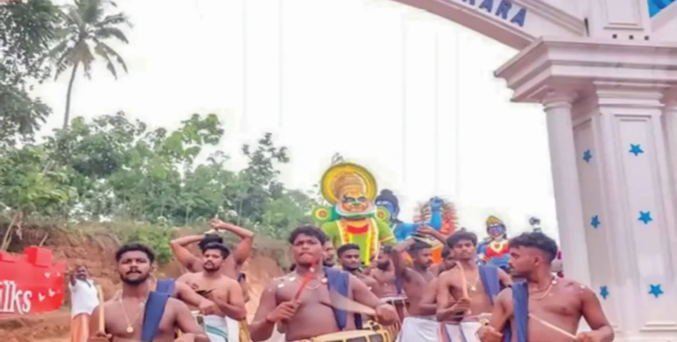 മീനപ്പൂരഘോഷയാത്രയ്‌ക്ക്  വടകര പള്ളിയിൽ വരവേൽപ്