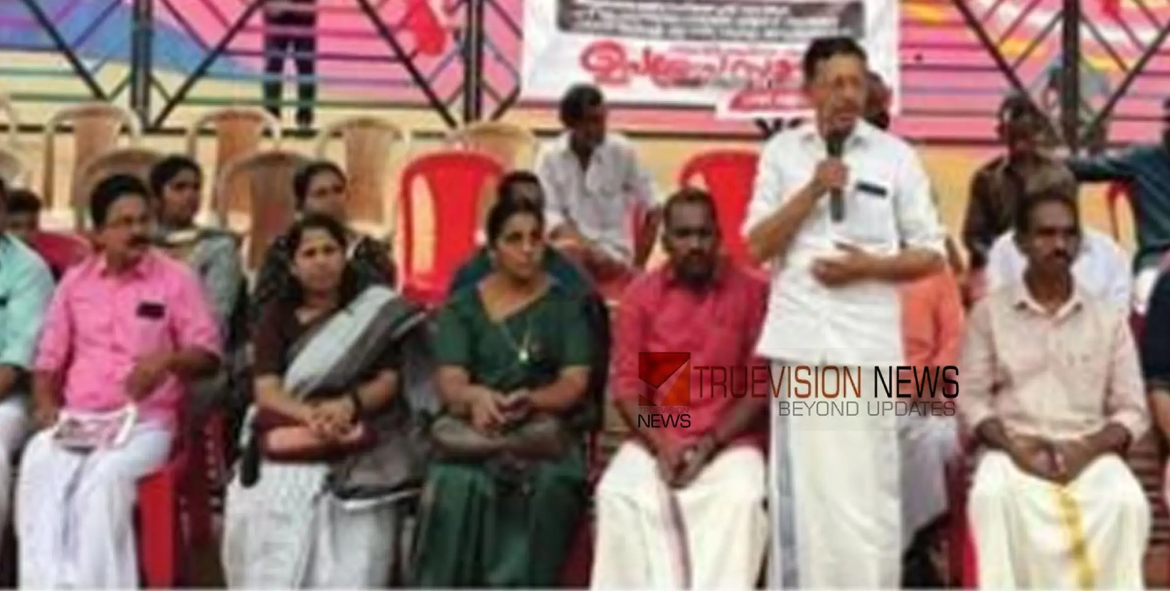 ഉപരോധ സമരം; മണിമല പാർക്കിലെ  മാലിന്യ പ്രശ്നം ഉടൻ പരിഹരിക്കുക -സിപിഐ എം