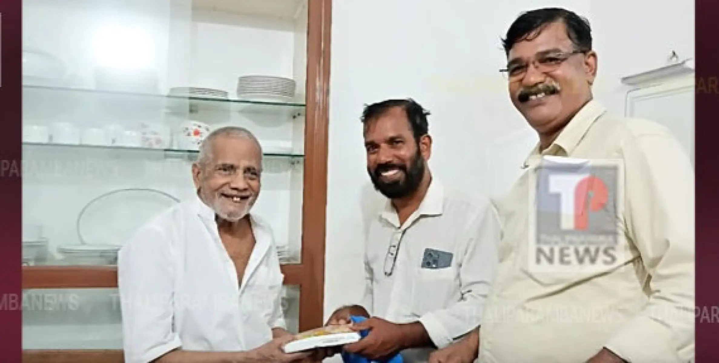 ബാവുപ്പറമ്പ് പൊതുജന വായനശാല വയോജനങ്ങളെ ആദരിക്കലും വിഷു കോടി വിതരണവും സംഘടിപ്പിച്ചു