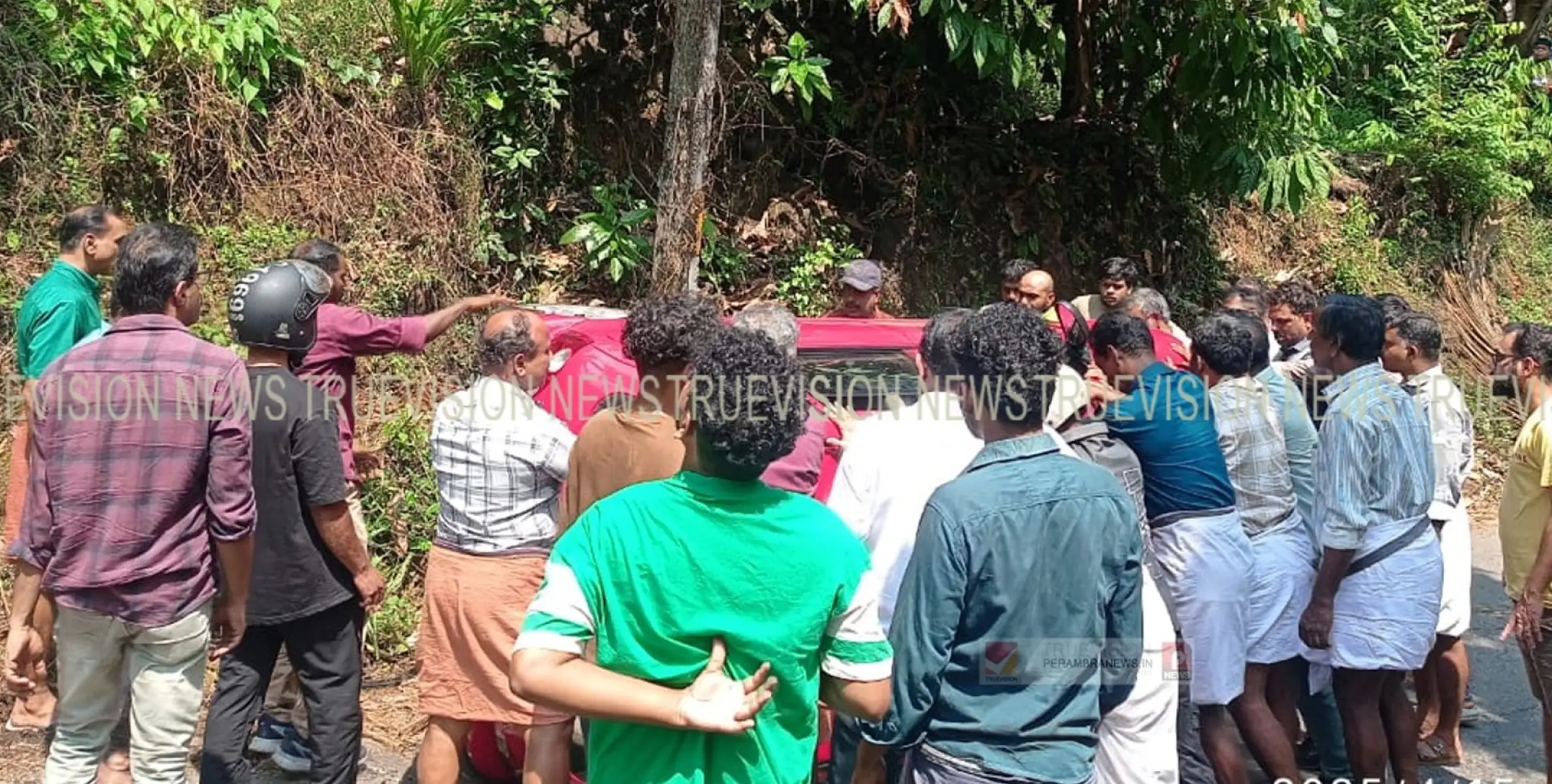കോഴിക്കോട് കുറ്റ്യാടി ചുരത്തില്‍ കാര്‍ മറിഞ്ഞ് അപകടം