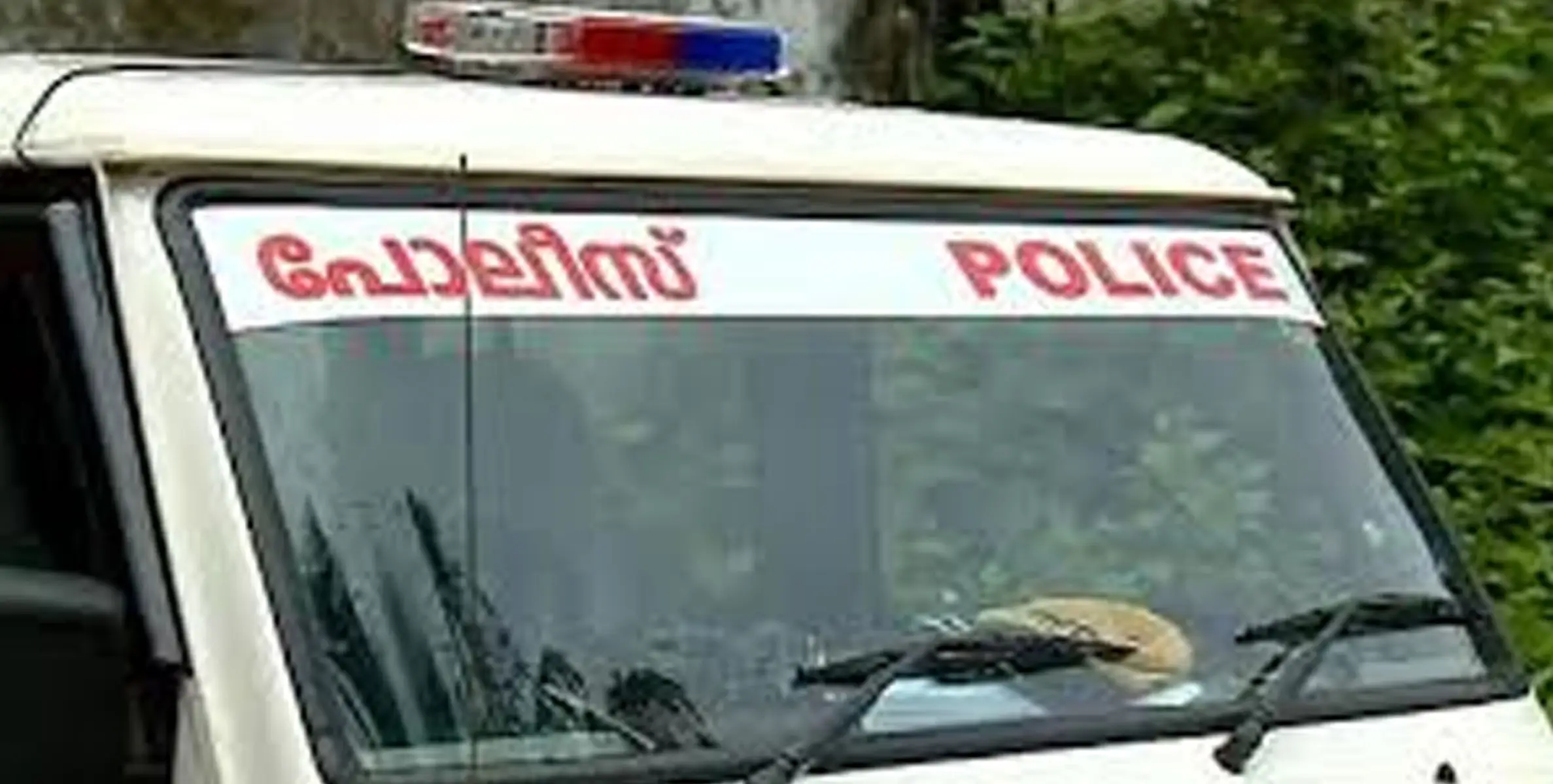 ബൈക്കിൽ പോകുമ്പോൾ കുറ്റിക്കാട്ടിൽ വെളിച്ചം കണ്ട് നോക്കി; യുവാവിന് വെടിയേറ്റു