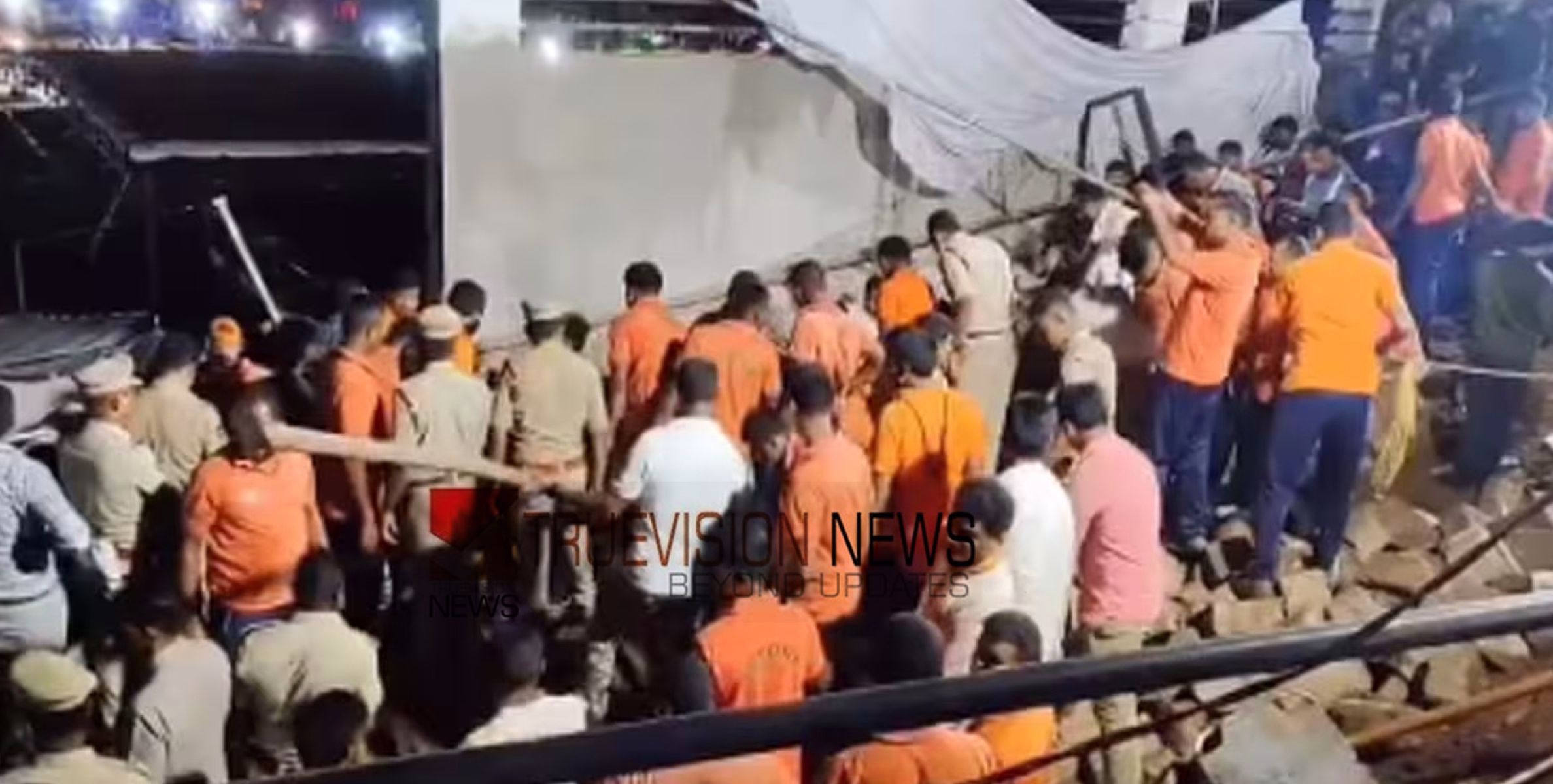 വിശാഖപട്ടണത്ത് 20 അടി നീളമുള്ള ക്ഷേത്രമതിൽ ഇടിഞ്ഞു വീണു; ഏഴു മരണം