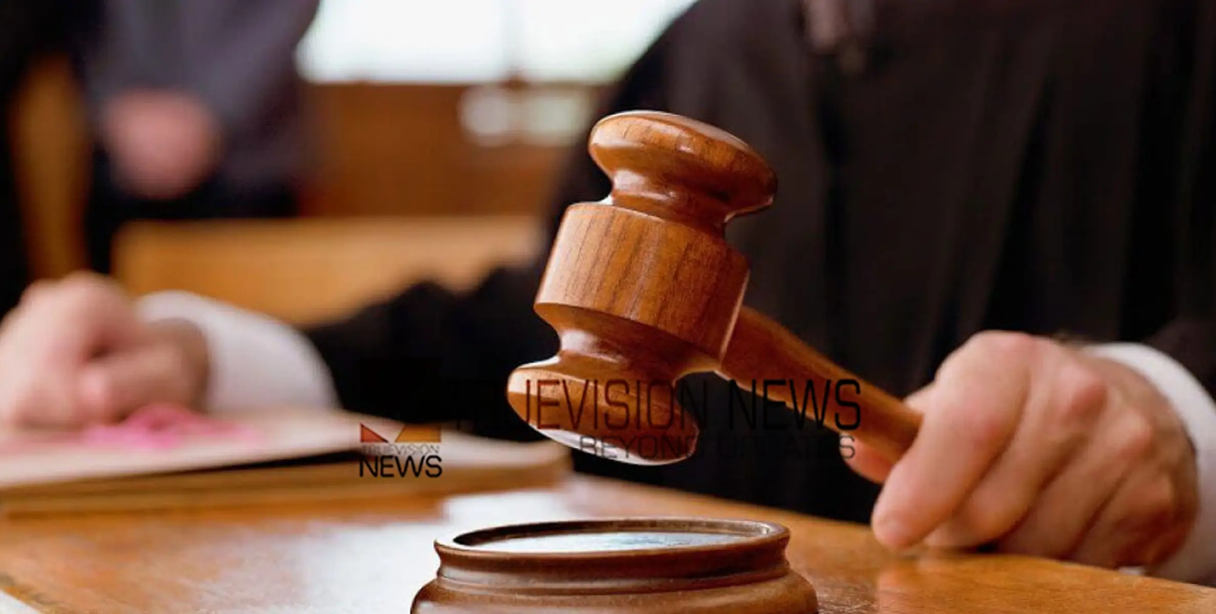 ഉറങ്ങിക്കിടന്ന ഭര്‍ത്താവിനെ കഴുത്തുഞെരിച്ചു കൊന്നു, പിന്നാലെ ഫാനിൽ കെട്ടിത്തൂക്കി; ഒടുവിൽ ഭാര്യയെ വെറുതെവിട്ട് കോടതി 