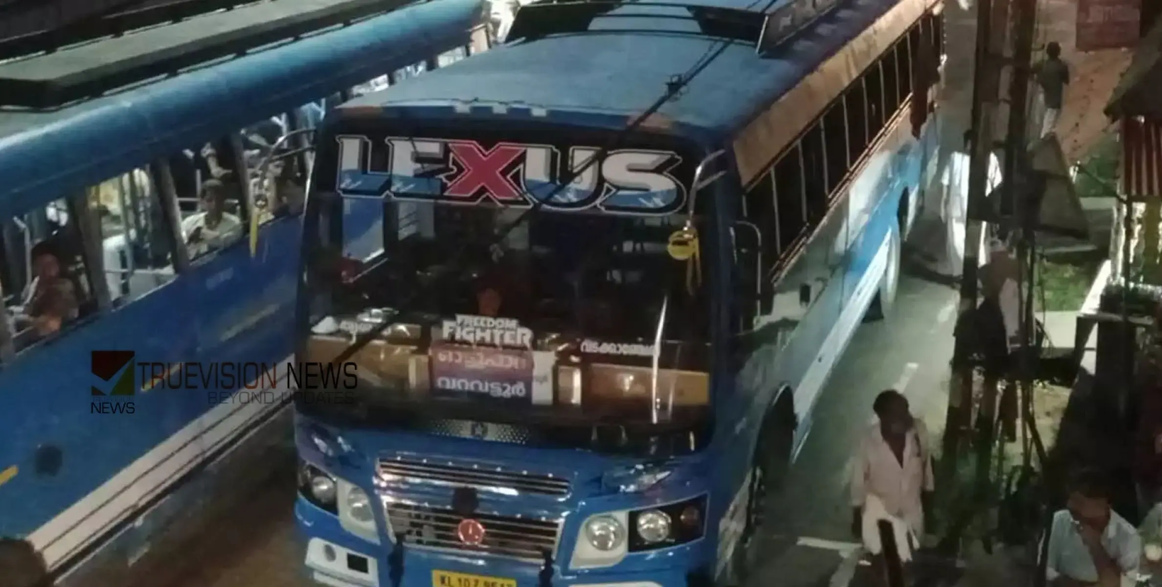 സൈഡ് നല്കിയില്ലെന്നാരോപണം; തൃശൂരിൽ ബസ് ഡ്രൈവറെ കാറിലെത്തിയ സംഘം തടഞ്ഞുനിർത്തി മർദ്ദിച്ചു