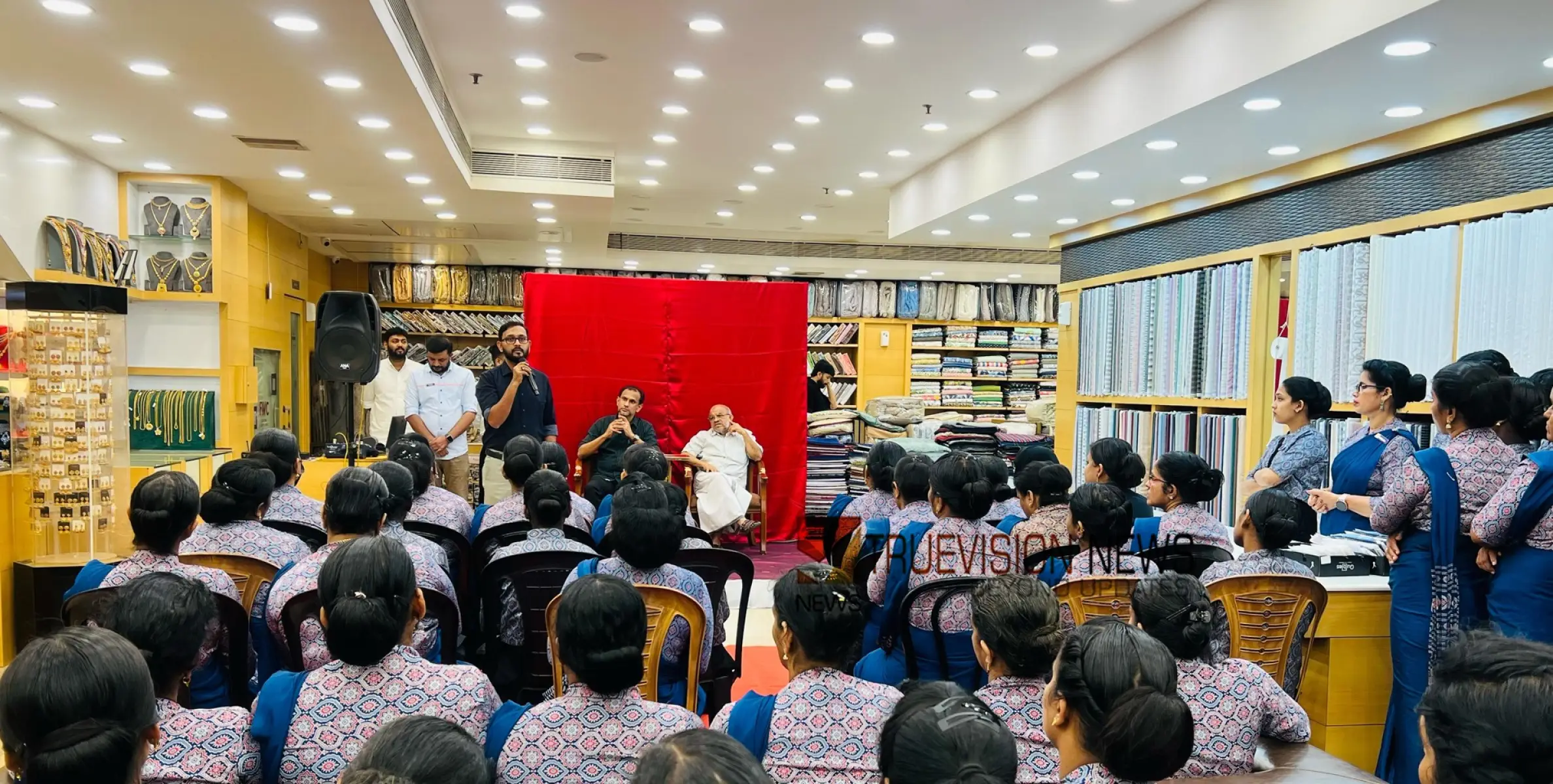 'എന്റെ ഫാമിലിയാണ് എനിക്കെല്ലാം'; തൊഴിലാളി ദിനത്തിൽ ക്യാമ്പയിൻ സംഘടിപ്പിച്ച് ഫാമിലി വെഡ്ഡിംഗ് സെന്റർ 