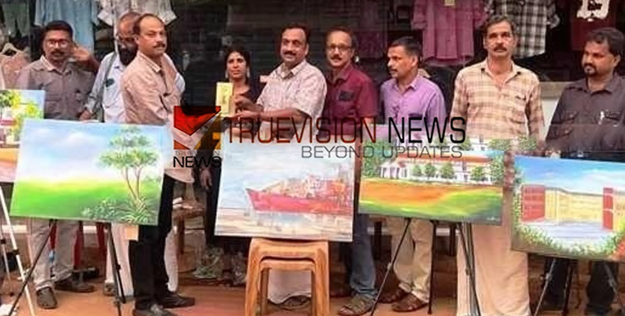 സര്‍ക്കാറിന്റെ വാര്‍ഷികാഘോഷം; വളയത്ത് ചിത്രകാരന്മാരുടെ വികസന വര ശ്രദ്ധേയമായി 