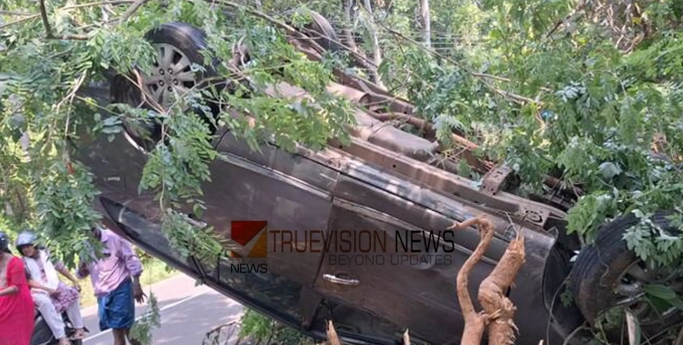 ടയർ പൊട്ടി നിയന്ത്രണം വിട്ട ഇന്നോവ കാർ തലകീഴായി മറിഞ്ഞു; യാത്രക്കാർക്ക്  അത്ഭുതരക്ഷ 