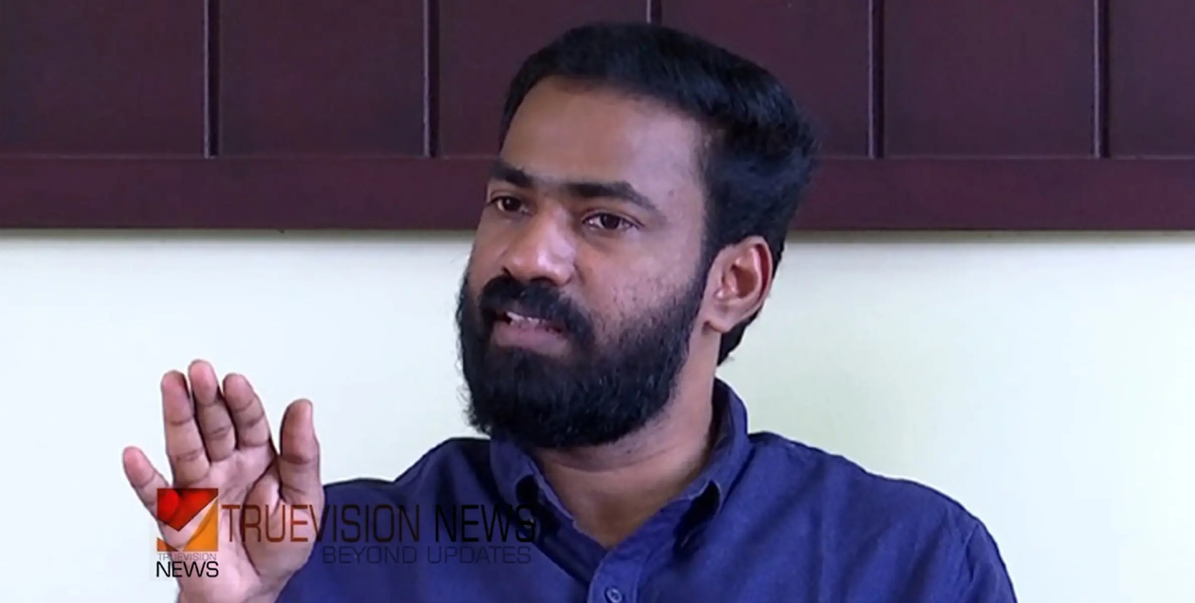 'എട്ടുകാലി മമ്മൂഞ്ഞ് എന്ന പ്രയോഗത്തിനൊരു അധിക സംഭാവനയാണ് 'കുമ്മനടി'യും ‘ചന്ദ്രനടി’യും'; ഫേസ്ബുക്ക് കുറിപ്പുമായി വി കെ സനോജ്‌
