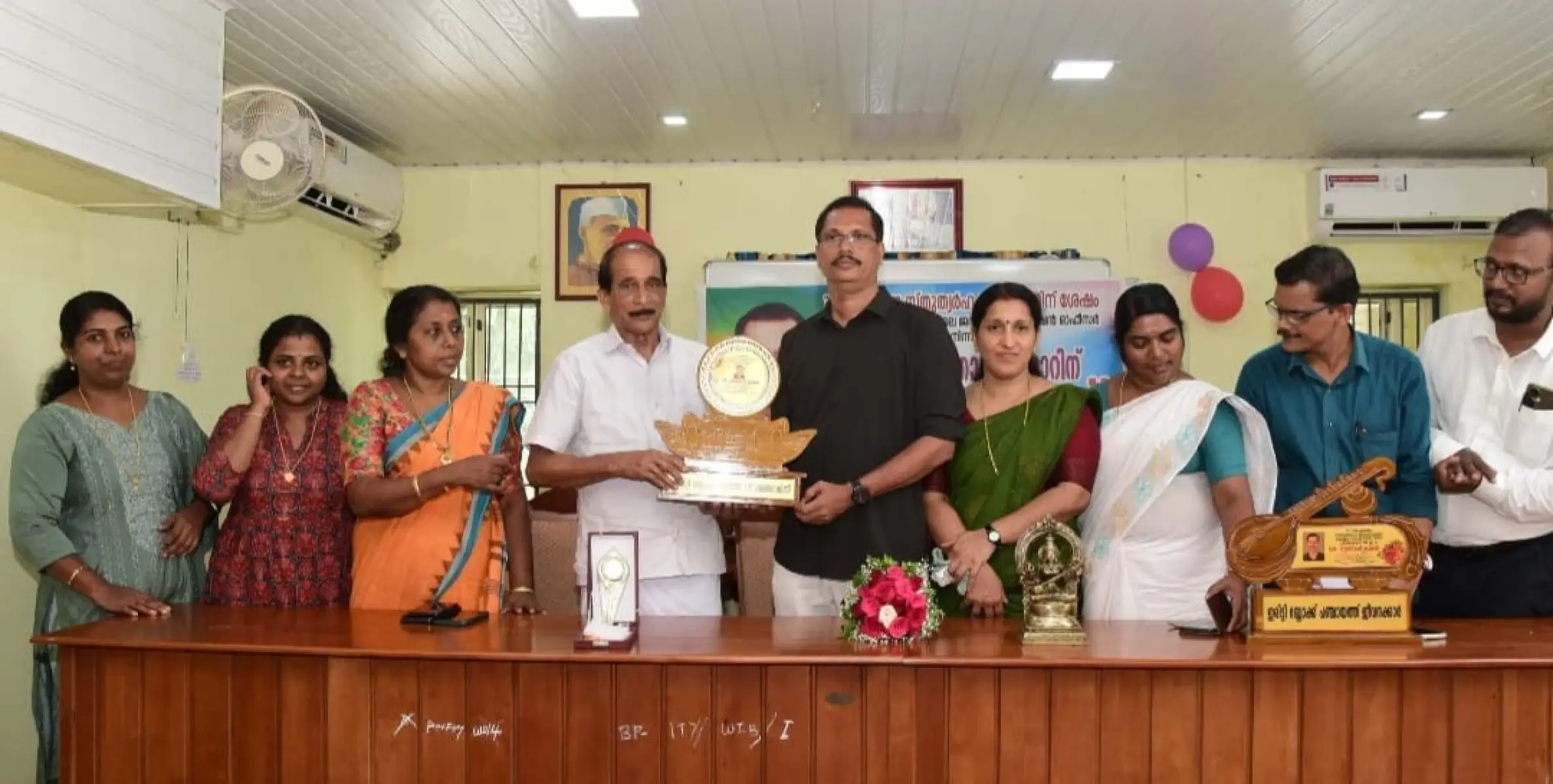 യാത്രയയപ്പ് നൽകി
