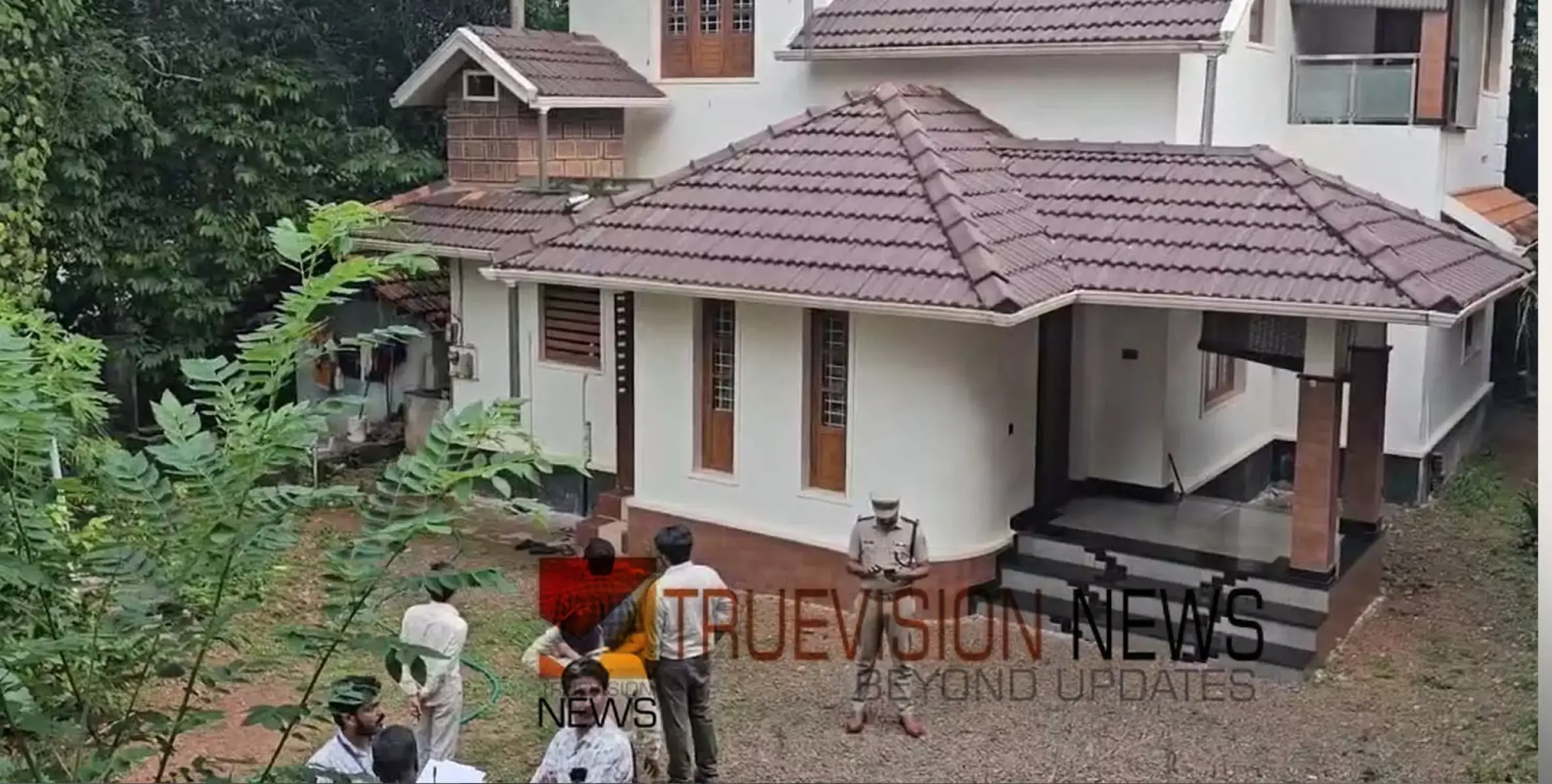 അമ്മയെ വീട്ടിൽ നിന്ന് പുറത്താക്കി മകൻ; മകനെ പുറത്താക്കി വീട് അമ്മക്ക് നൽകി റവന്യൂ അധികൃതർ