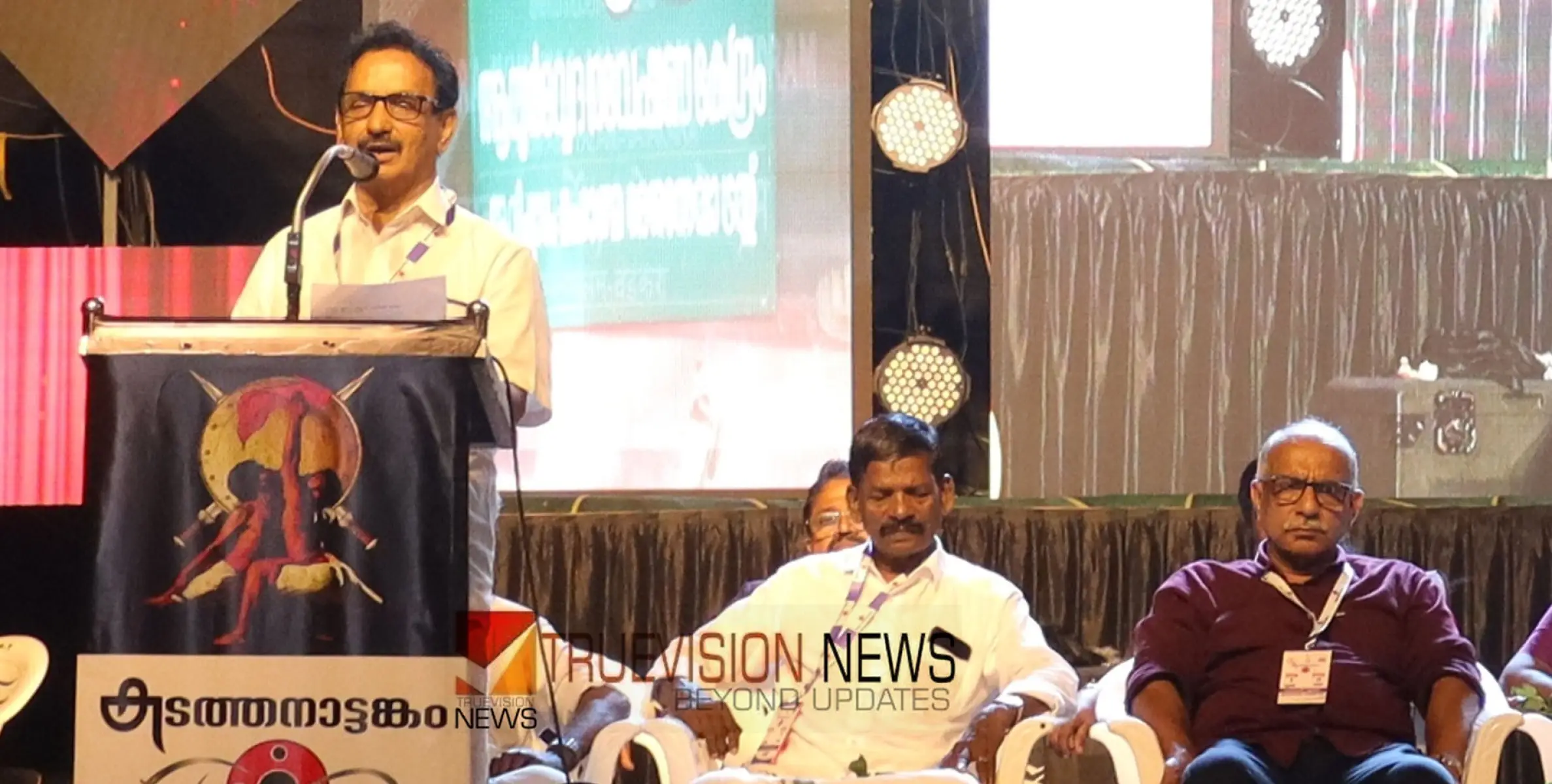 കടത്തനാട്ടങ്കം കളരി ഗുരുക്കൻമാരെ ആദരിച്ചു